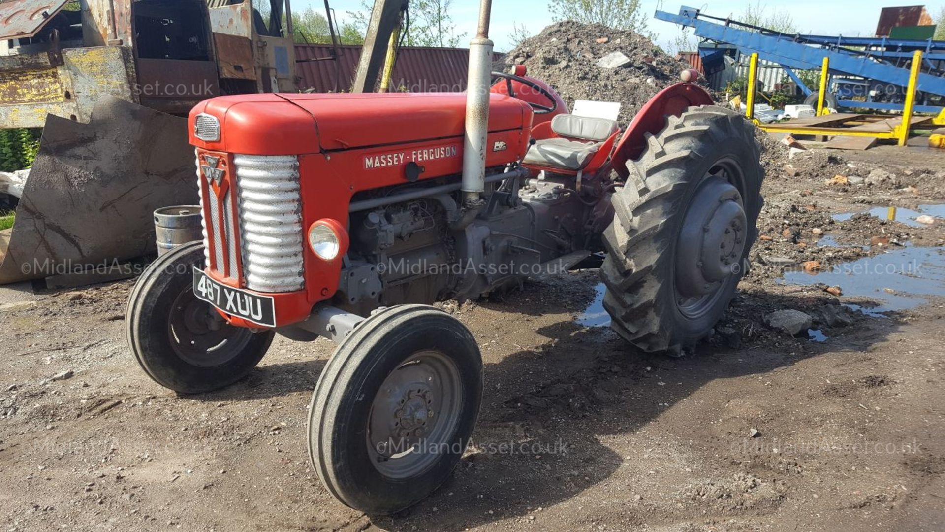 1959 MASSEY FERGUSON 65 DIESEL TRACTOR. STARTS, DRIVES AND PTO TURNS 2WD *NO VAT* - Image 2 of 10