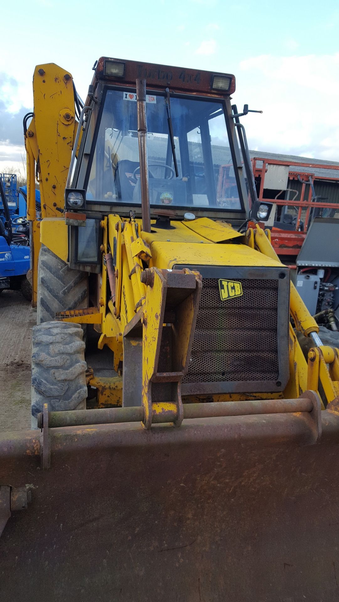 1988 JCB 3CX YELLOW DIESEL TRACTOR WITH DIGGER/HOE, SHOWING 1 FORMER KEEPER *PLUS VAT* - Image 2 of 7