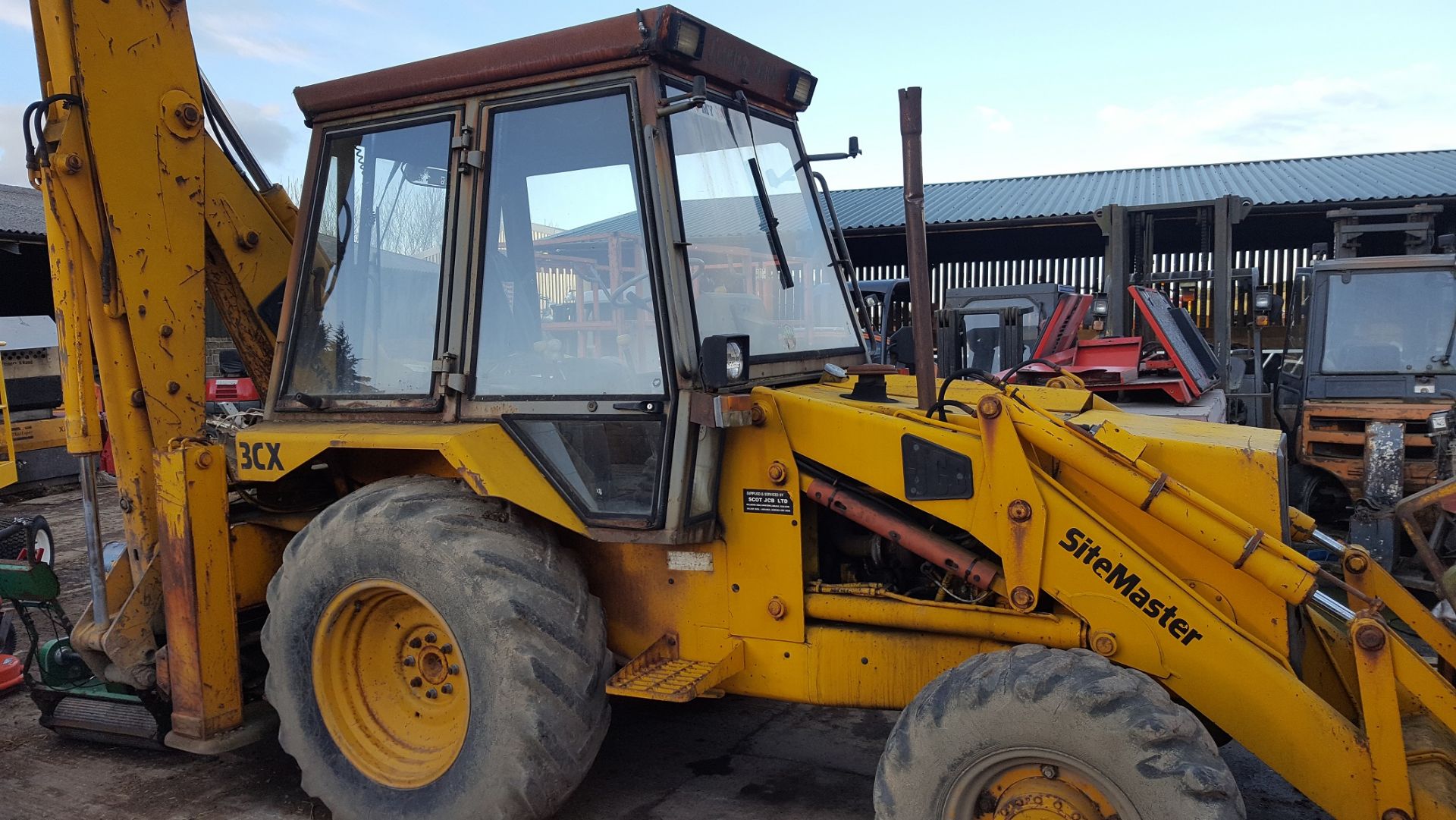 1988 JCB 3CX YELLOW DIESEL TRACTOR WITH DIGGER/HOE, SHOWING 1 FORMER KEEPER *PLUS VAT*