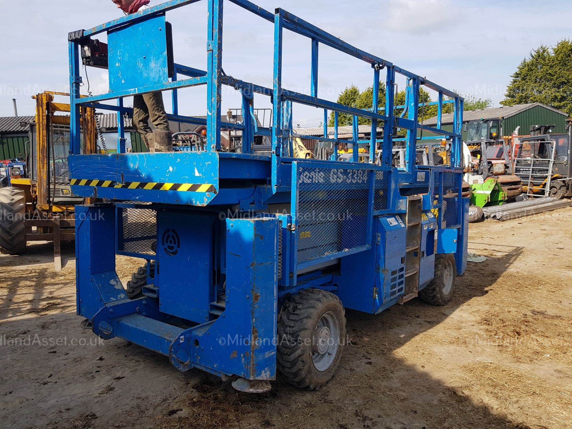 2004 GENIE GS-3384 ROUGH TERRAIN SCISSOR LIFT AUTO LEVELLING 4WD. STARTS, DRIVES AND LIFTS - Image 2 of 10
