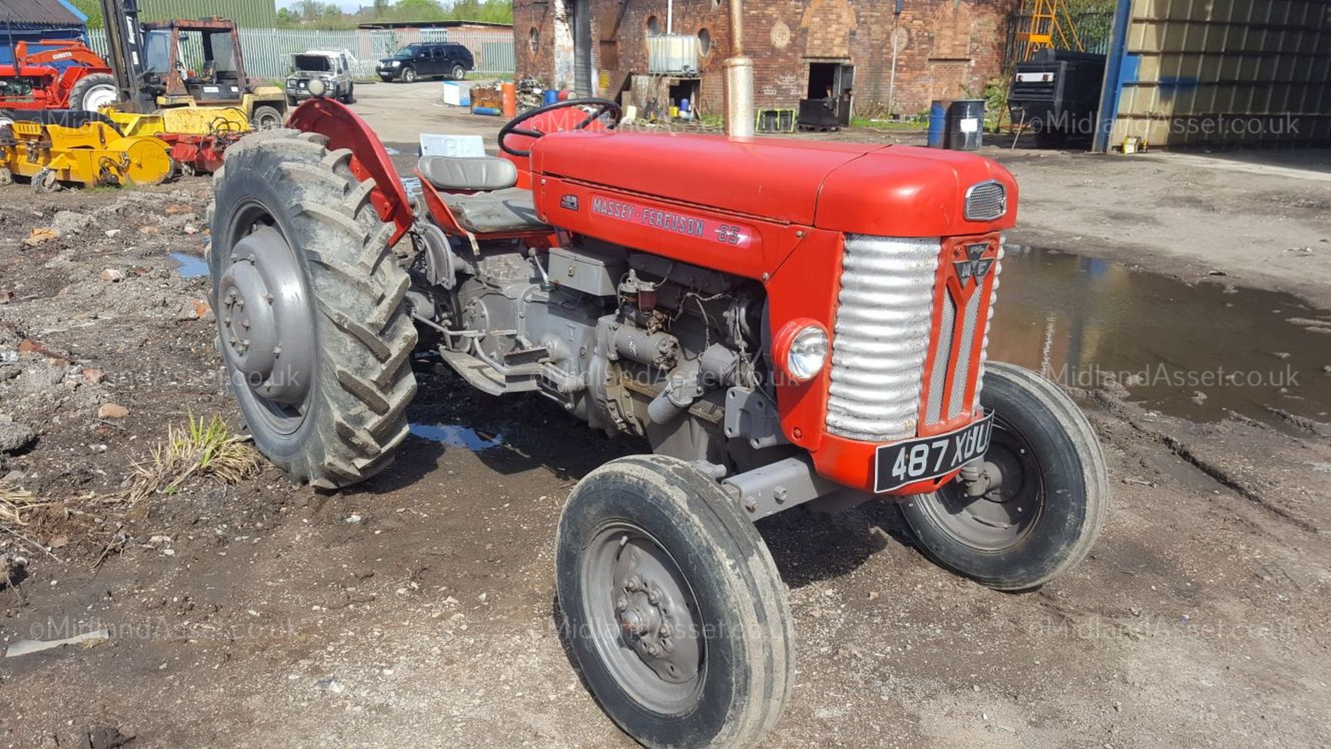 1959 MASSEY FERGUSON 65 DIESEL TRACTOR. STARTS, DRIVES AND PTO TURNS 2WD *NO VAT*