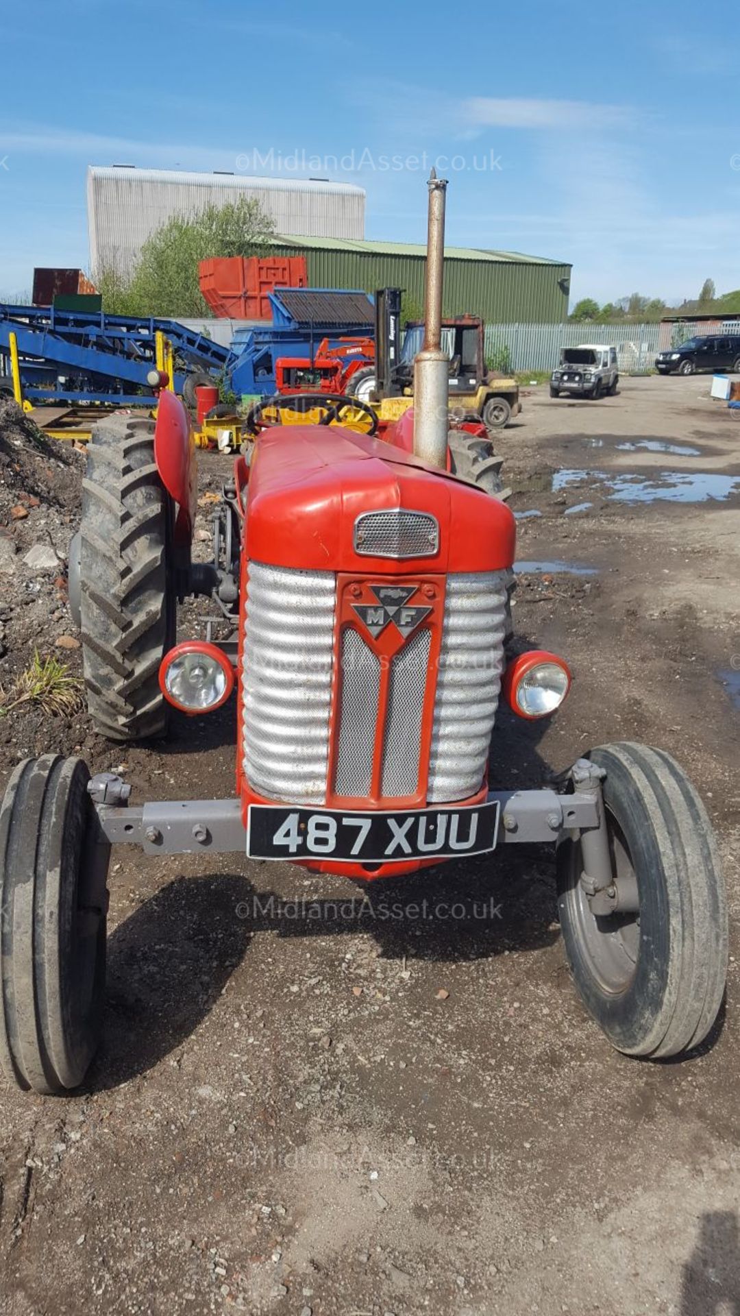 1959 MASSEY FERGUSON 65 DIESEL TRACTOR. STARTS, DRIVES AND PTO TURNS 2WD *NO VAT* - Image 4 of 10