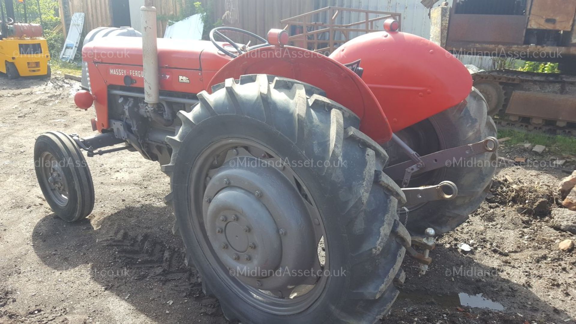 1959 MASSEY FERGUSON 65 DIESEL TRACTOR. STARTS, DRIVES AND PTO TURNS 2WD *NO VAT* - Image 5 of 10