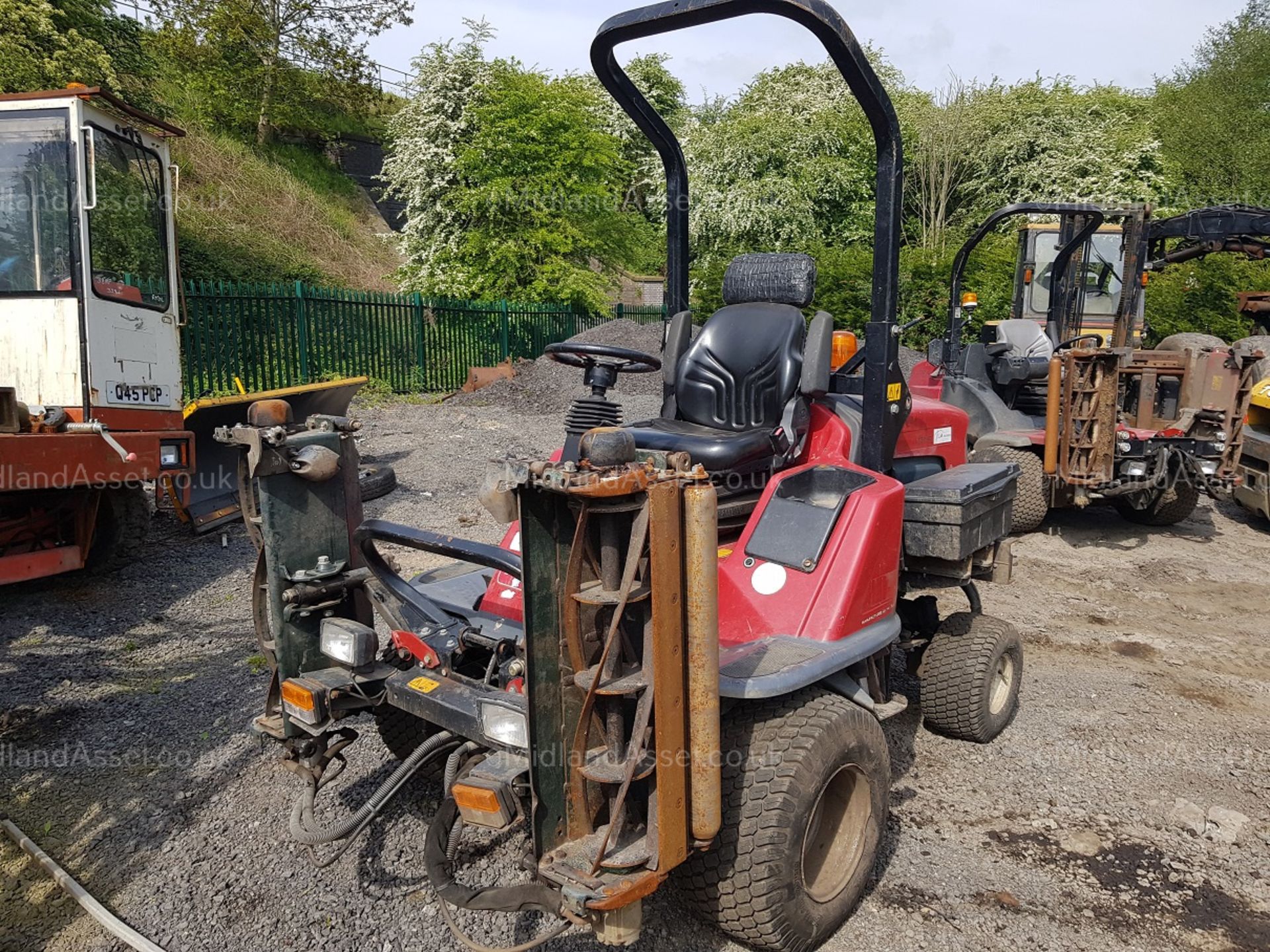 2012/12 REG TORO LT3240 3 GANG MOWER, EX HULL CITY COUNCIL, SHOWING 3977 HOURS *PLUS VAT* - Image 3 of 7