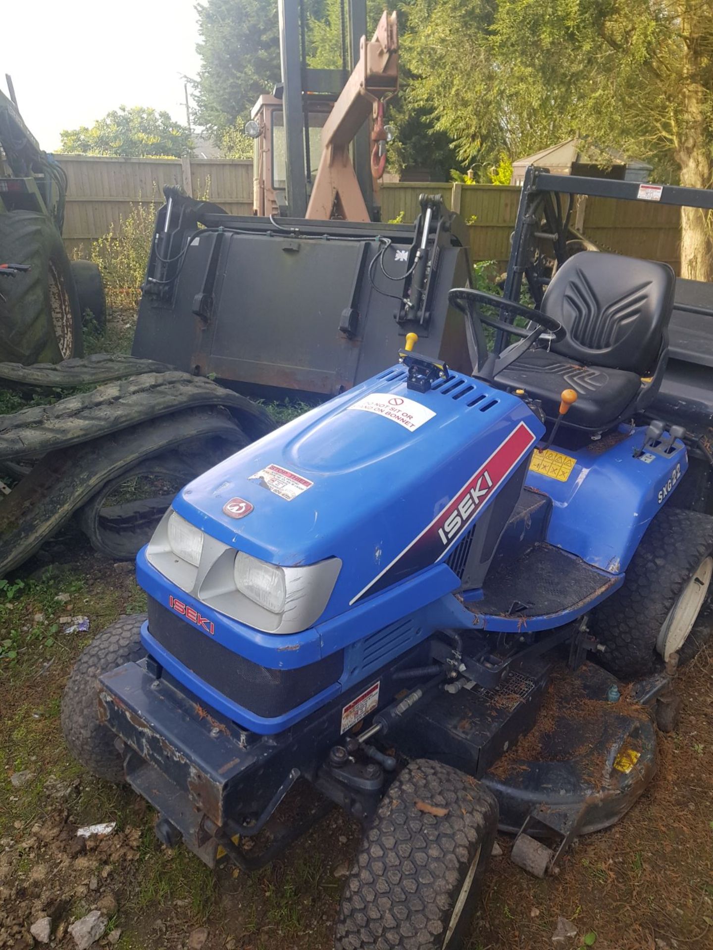 ISEKI SXG 22 RIDE ON LAWN MOWER WITH HIGH TIP REAR GRASS COLLECTOR *PLUS VAT* - Image 6 of 9