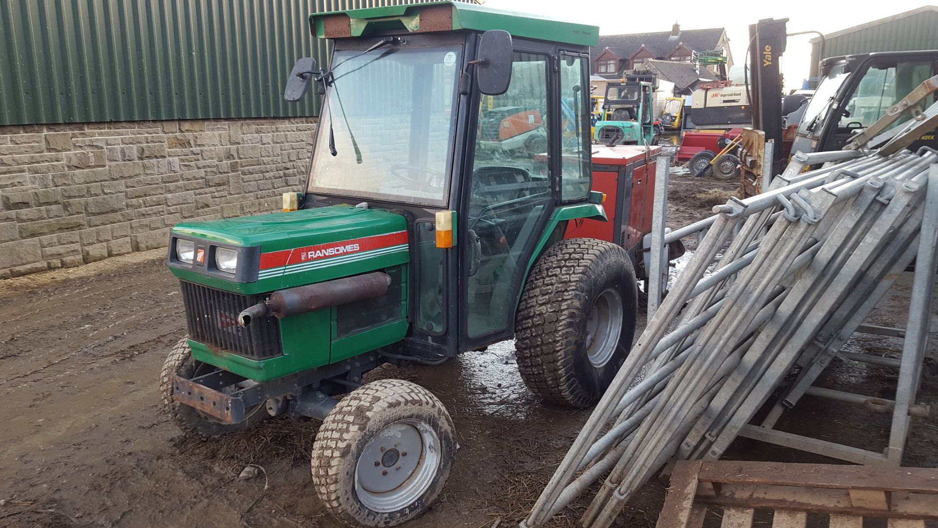 RANSOMES CT325 COMPACT TRACTOR, 25HP, 3 CYLINDER DIESEL ENGINE, CAB, TURF TYRES ,SPOOL VALVES - Image 2 of 6