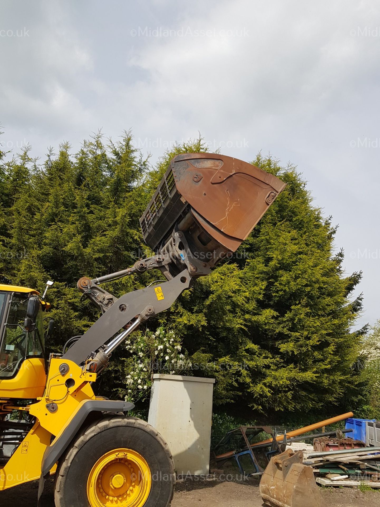 2012 VOLVO L150G YELLOW DIESEL LOADING SHOVEL, STARTS, DRIVES AND TIPS AS IT SHOULD *PLUS VAT* - Image 2 of 24