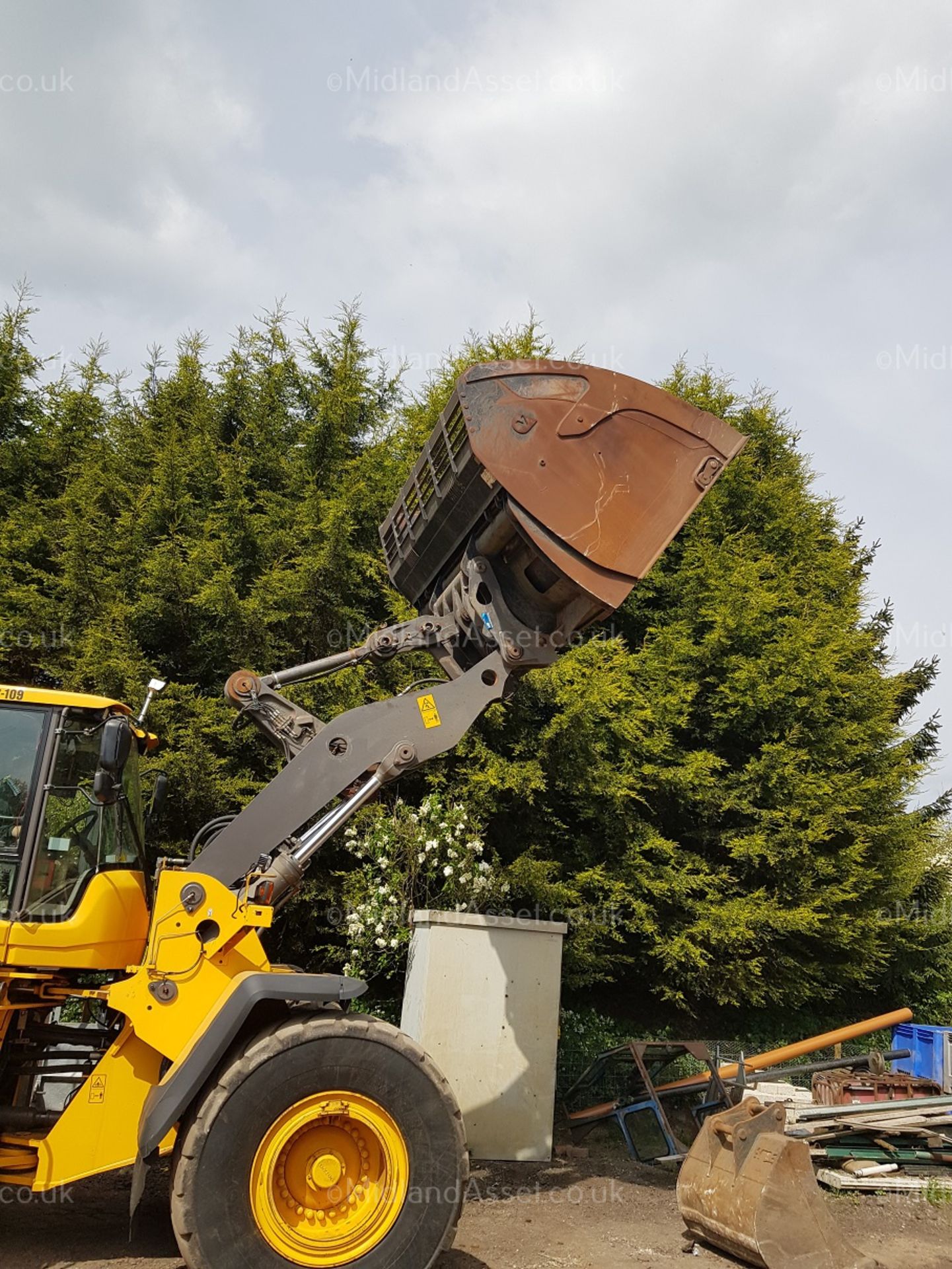 2012 VOLVO L150G YELLOW DIESEL LOADING SHOVEL, STARTS, DRIVES AND TIPS AS IT SHOULD *PLUS VAT* - Image 3 of 24