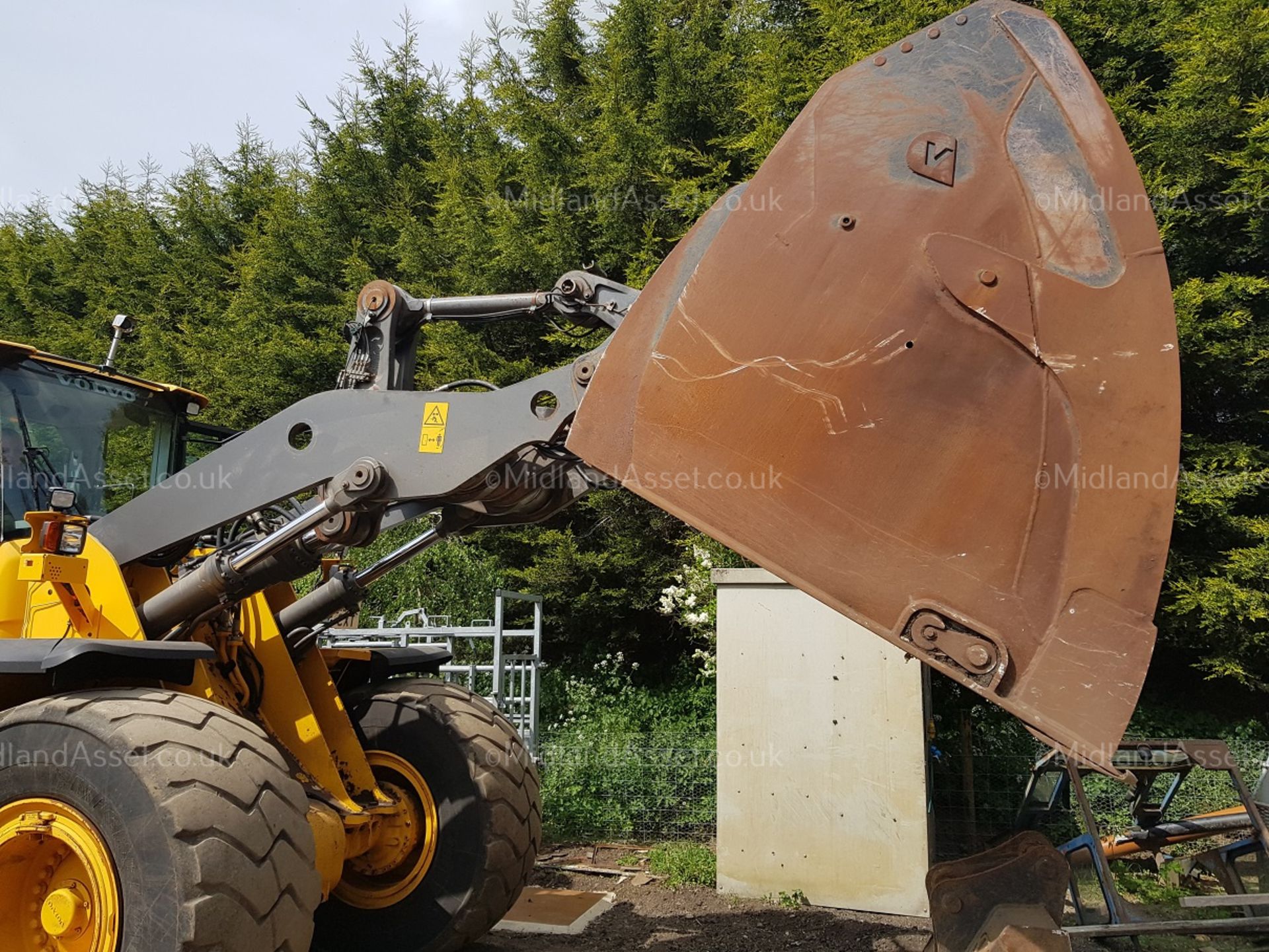 2012 VOLVO L150G YELLOW DIESEL LOADING SHOVEL, STARTS, DRIVES AND TIPS AS IT SHOULD *PLUS VAT* - Image 6 of 24