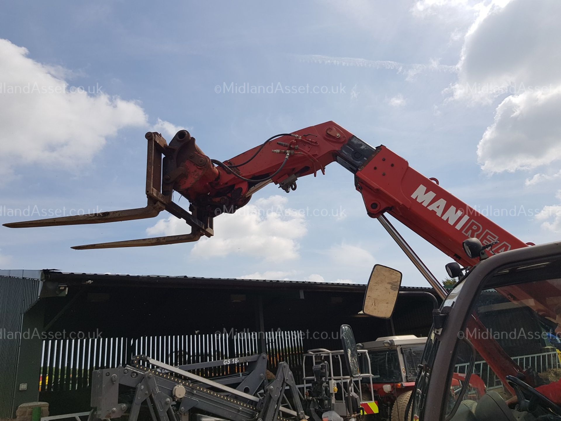 2004/04 REG MANITOU MLT 526 TURBO TELEHANDLER, STARTS, DRIVES AND LIFTS *PLUS VAT* - Image 3 of 10