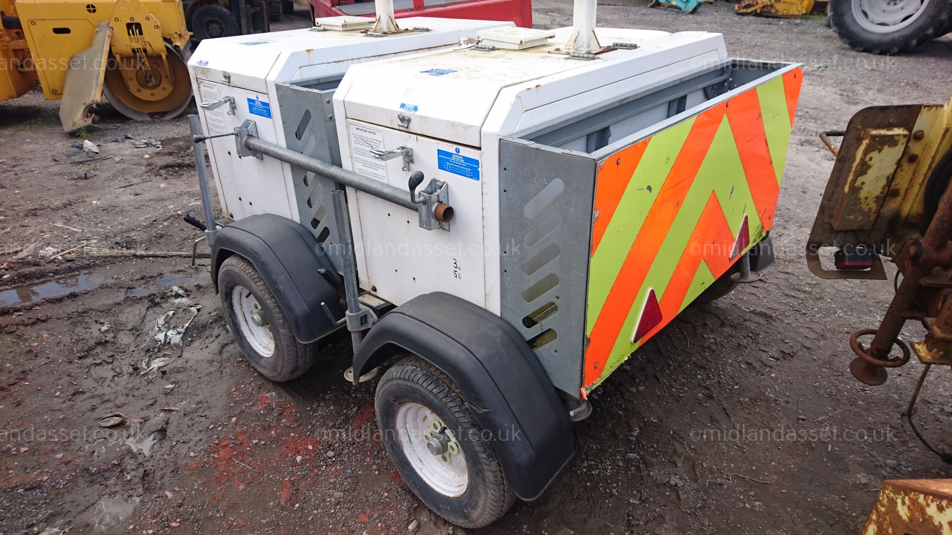 DS - TOWABLE WHITE TRAFFIC LIGHT UNIT   UNTESTED   COLLECTION FROM PILSLEY - Image 5 of 6