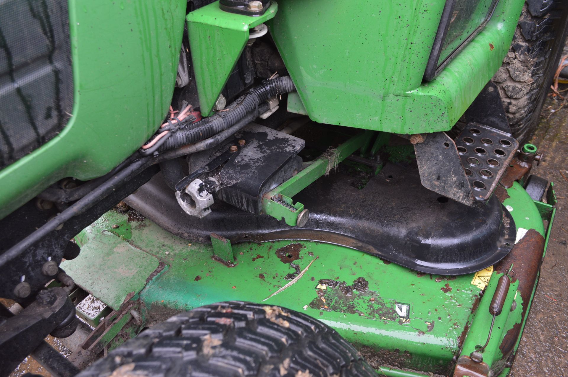 YEAR UNKNOWN JOHN DEERE 4310 4WD RIDE ON MOWER WITH CAB *PLUS VAT* - Image 6 of 11