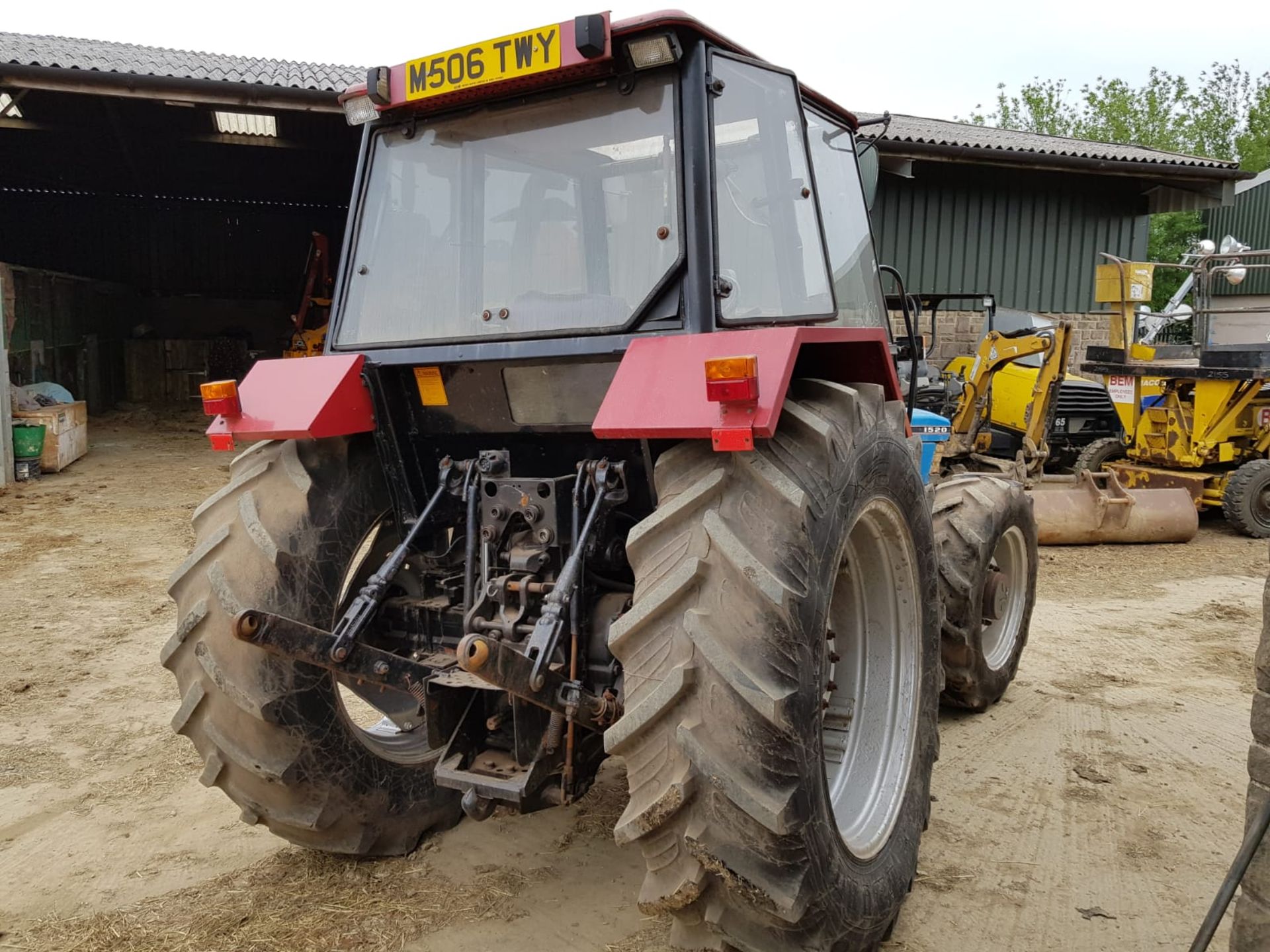 1994/M REG CASE 4230 INTERNATIONAL TRACTOR, STARTS, RUNS AND DRIVES *PLUS VAT* - Image 4 of 11