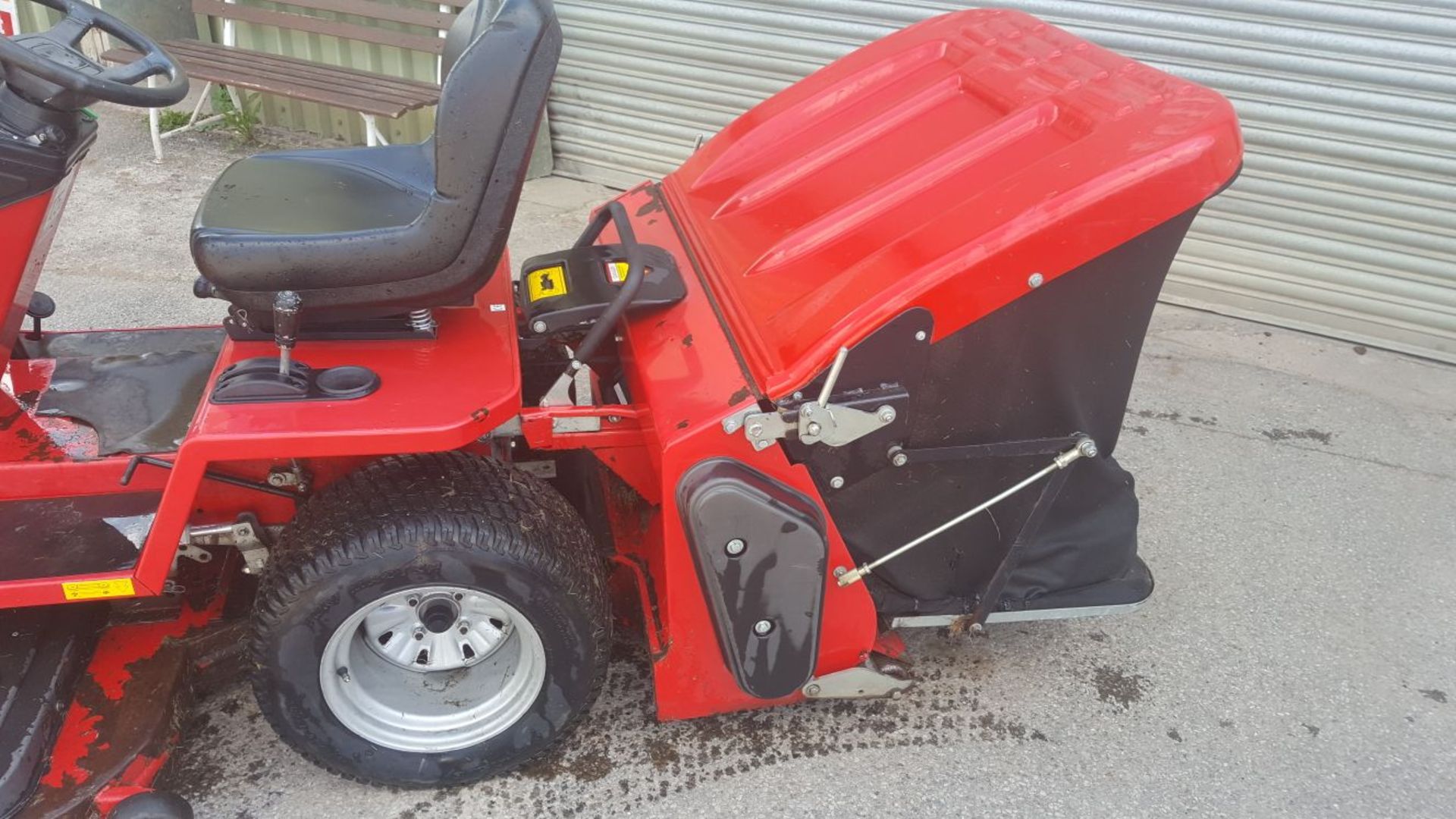 YEAR UNKNOWN COUNTAX D1850 DIESEL RIDE ON LAWN MOWER, IN GOOD WORKING ORDER *PLUS VAT* - Image 4 of 10