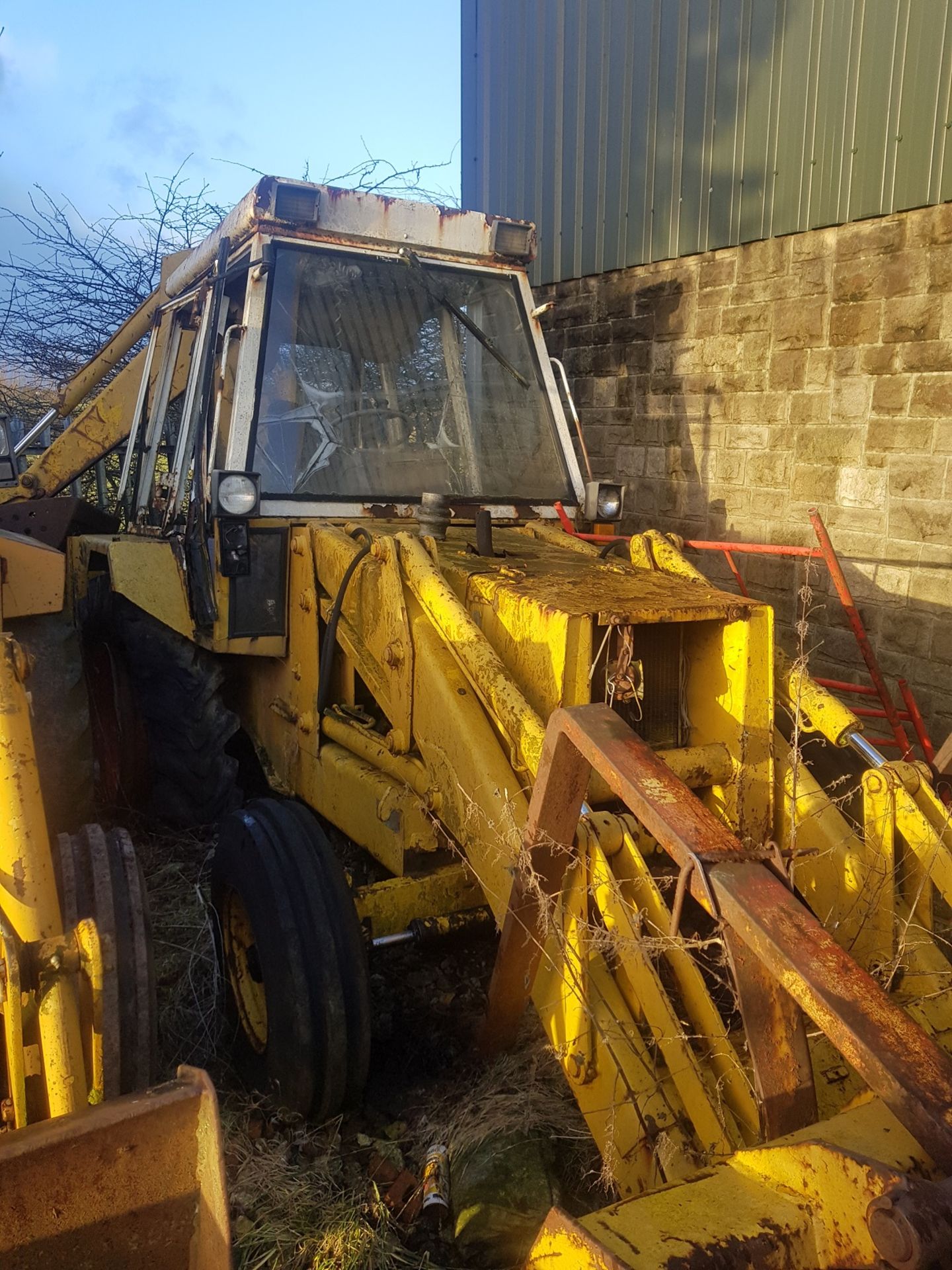 JCB 3CX EXCAVATOR WITH BUCKET / FORKS AND REAR BACK HOE / REAR ACTOR - SELLING AS SPARES / REPAIRS