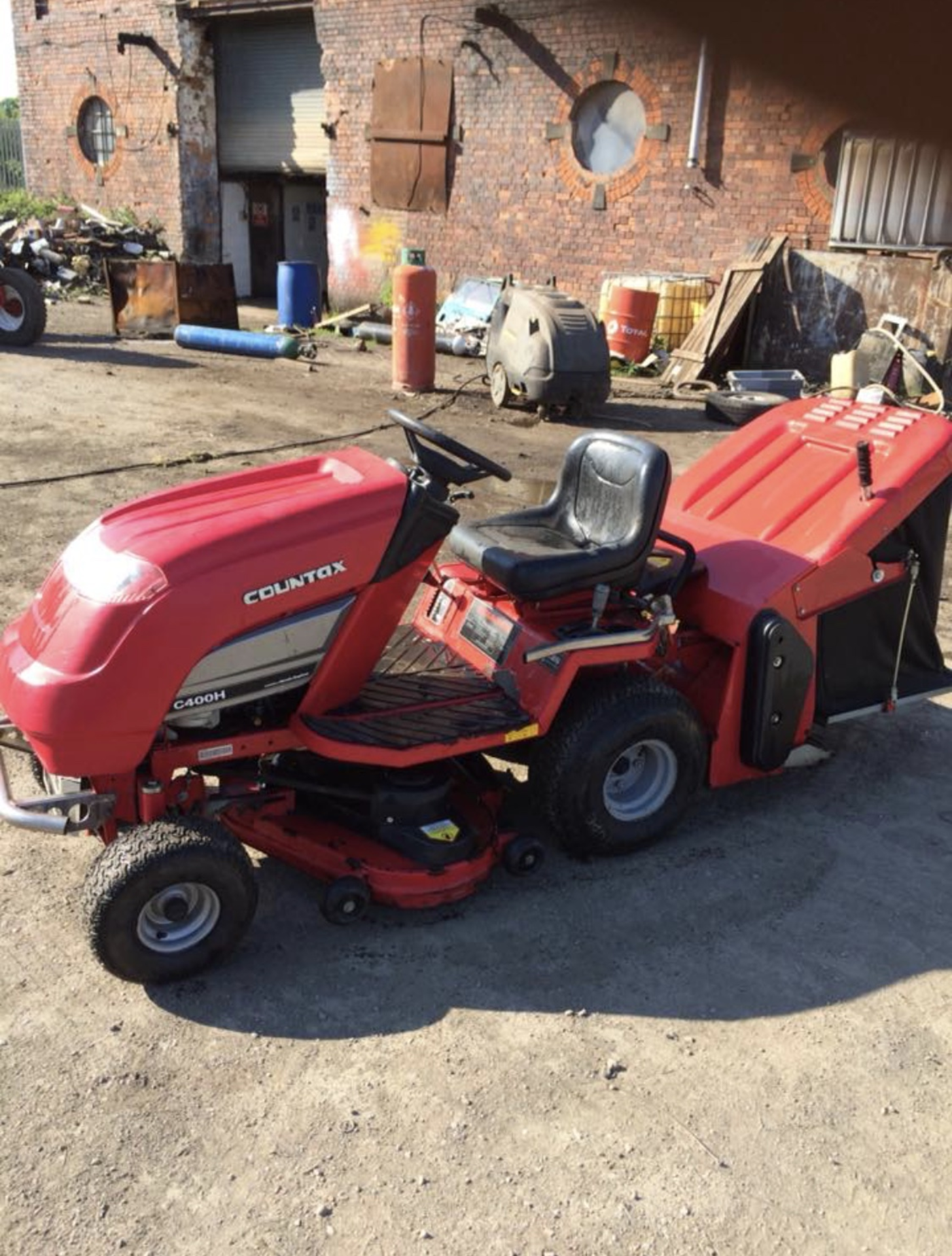 COUNTAX C400H RIDE ON LAWN MOWER, HONDA 14.0 HP PETROL ENGINE *NO VAT* - Image 2 of 8