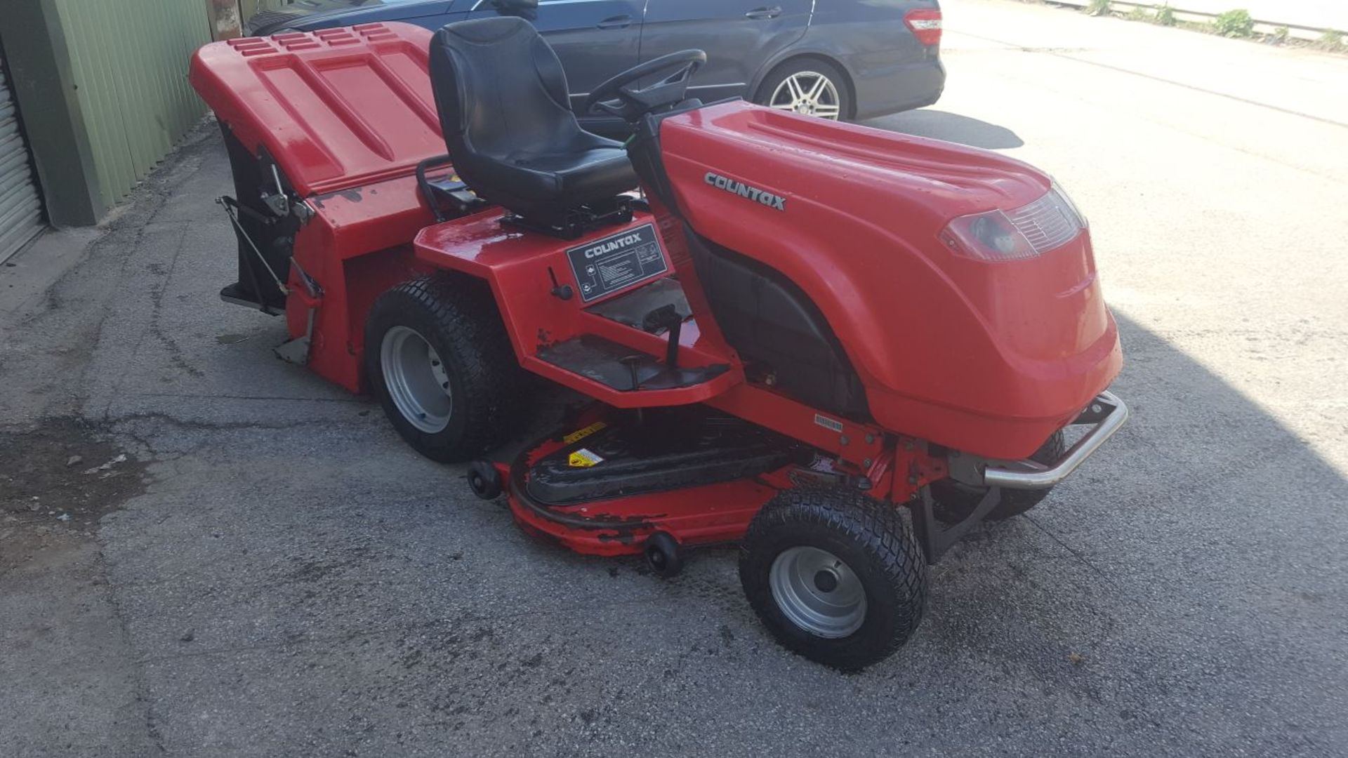 YEAR UNKNOWN COUNTAX D1850 DIESEL RIDE ON LAWN MOWER, IN GOOD WORKING ORDER *PLUS VAT*