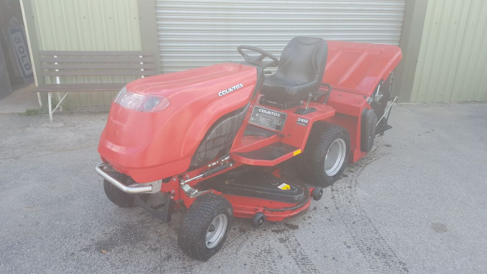 YEAR UNKNOWN COUNTAX D1850 DIESEL RIDE ON LAWN MOWER, IN GOOD WORKING ORDER *PLUS VAT* - Image 3 of 10