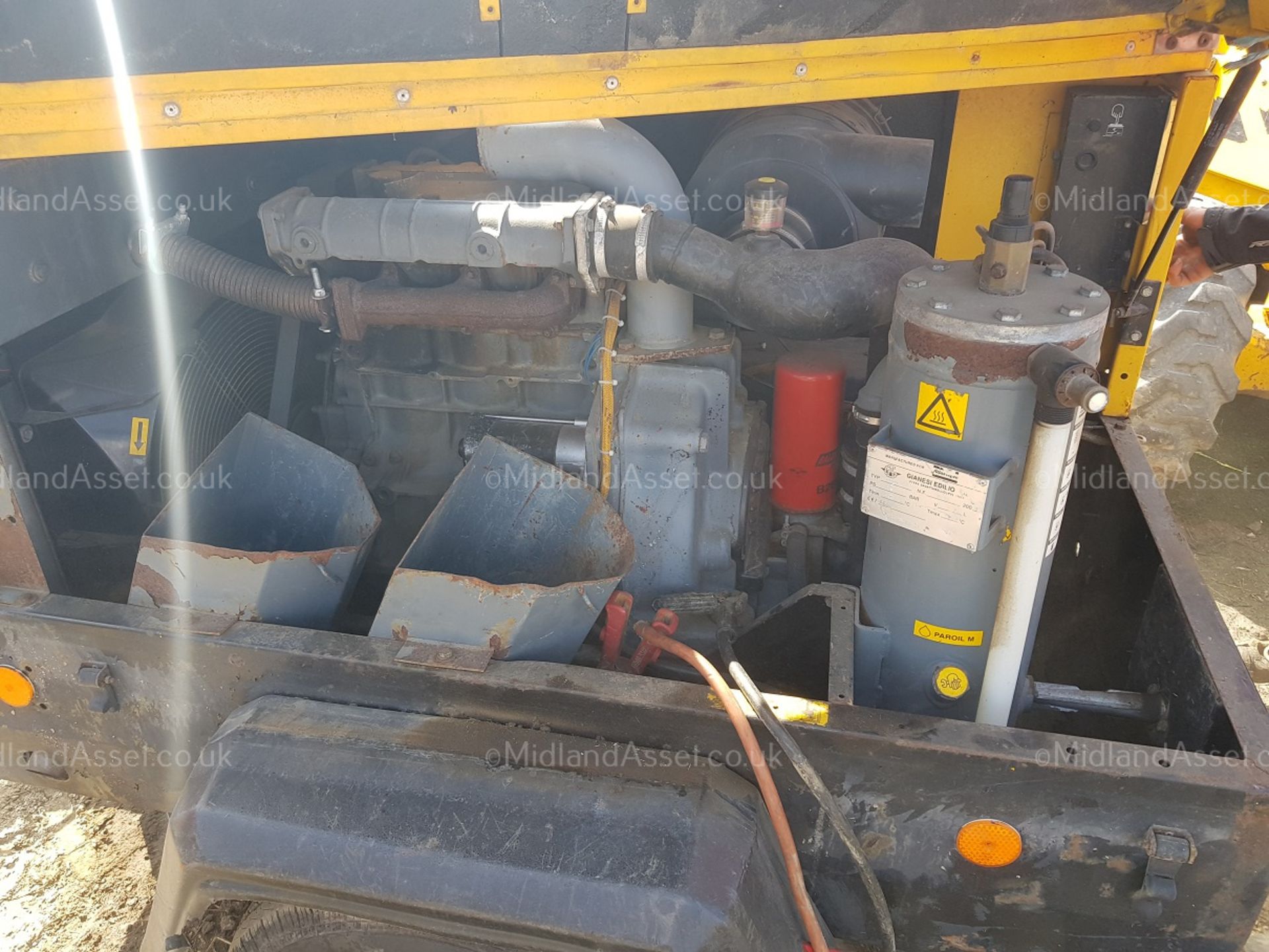 SINGLE AXLE TOWABLE ATLAS COPCO COMPRESSOR, STARTS, RUNS AND PRODUCES AIR. TWIN AIR OUTLETS - Bild 4 aus 7