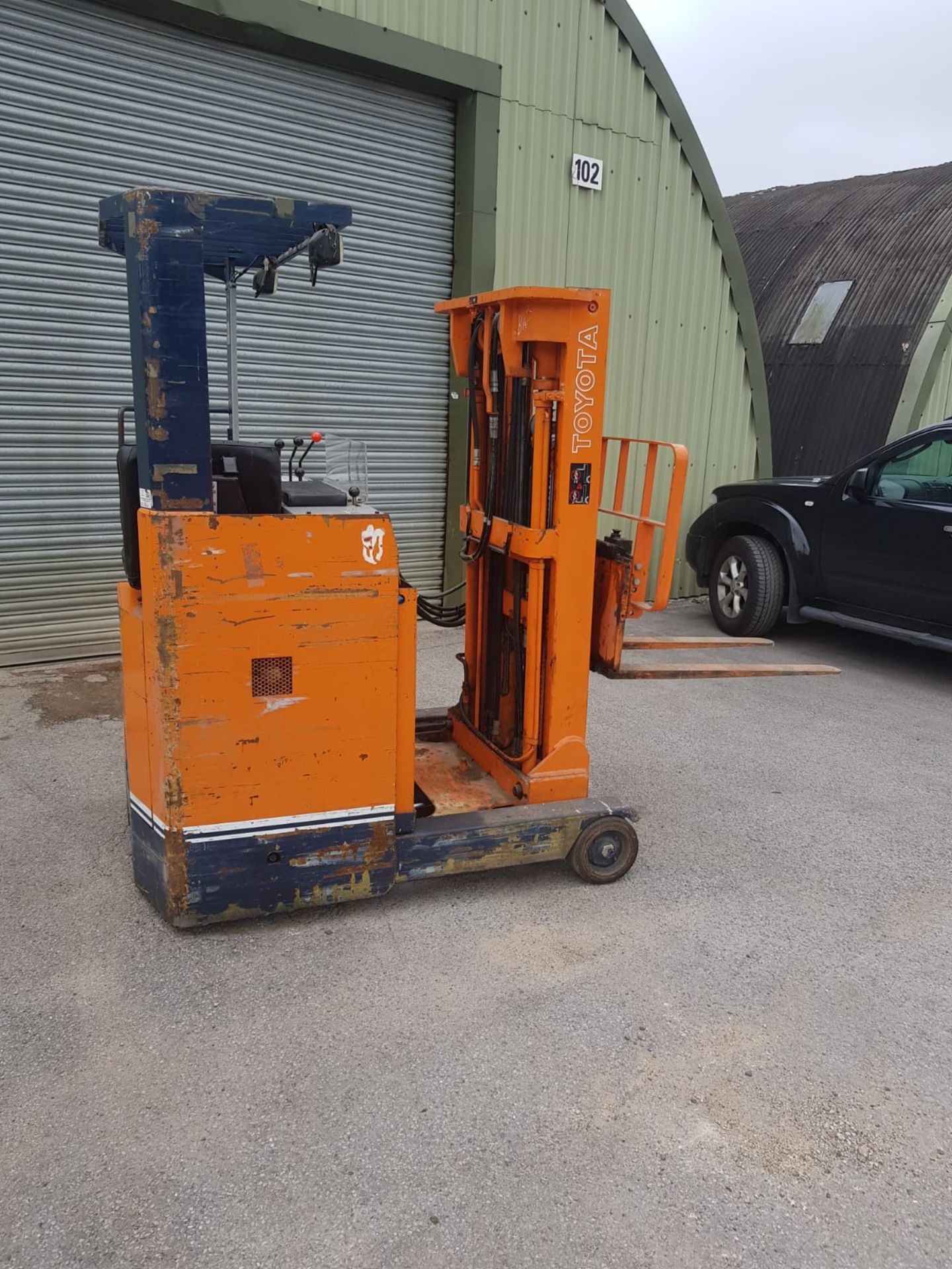 TOYOTA 14 ELECTRIC REACH FORKLIFT WITH SIDE SHIFT 1.35 TONNE *PLUS VAT* - Image 3 of 12