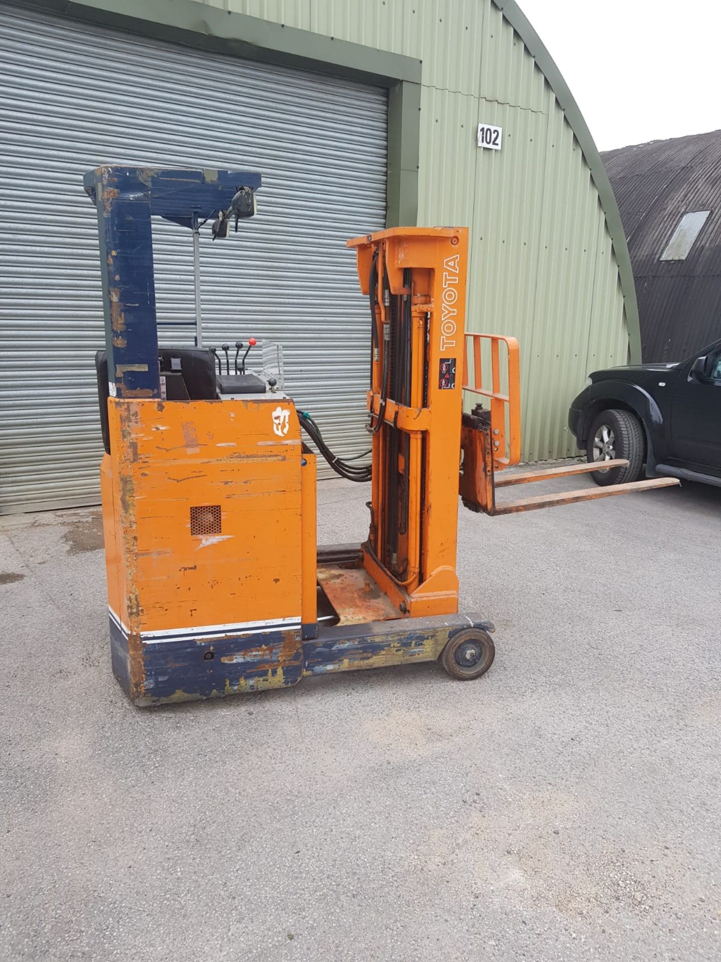 TOYOTA 14 ELECTRIC REACH FORKLIFT WITH SIDE SHIFT 1.35 TONNE *PLUS VAT* - Image 2 of 12