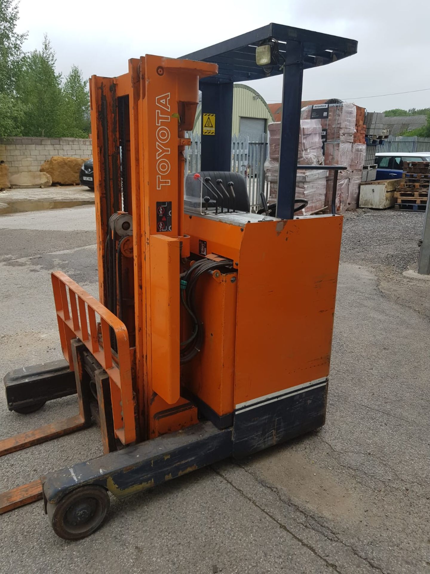TOYOTA 14 ELECTRIC REACH FORKLIFT WITH SIDE SHIFT 1.35 TONNE *PLUS VAT* - Image 8 of 12