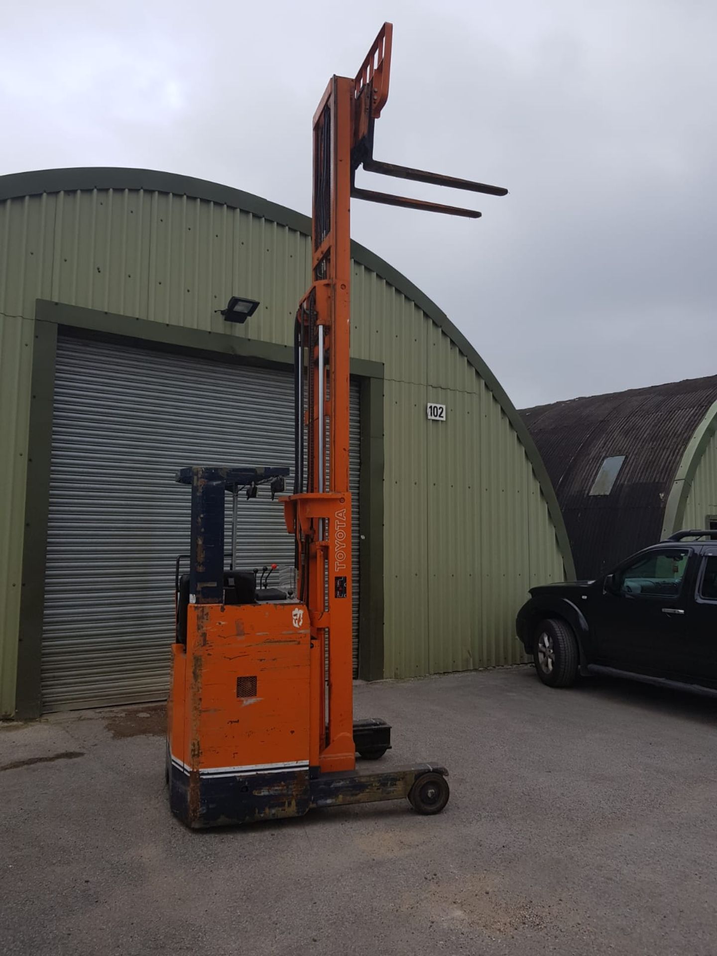 TOYOTA 14 ELECTRIC REACH FORKLIFT WITH SIDE SHIFT 1.35 TONNE *PLUS VAT* - Image 9 of 12
