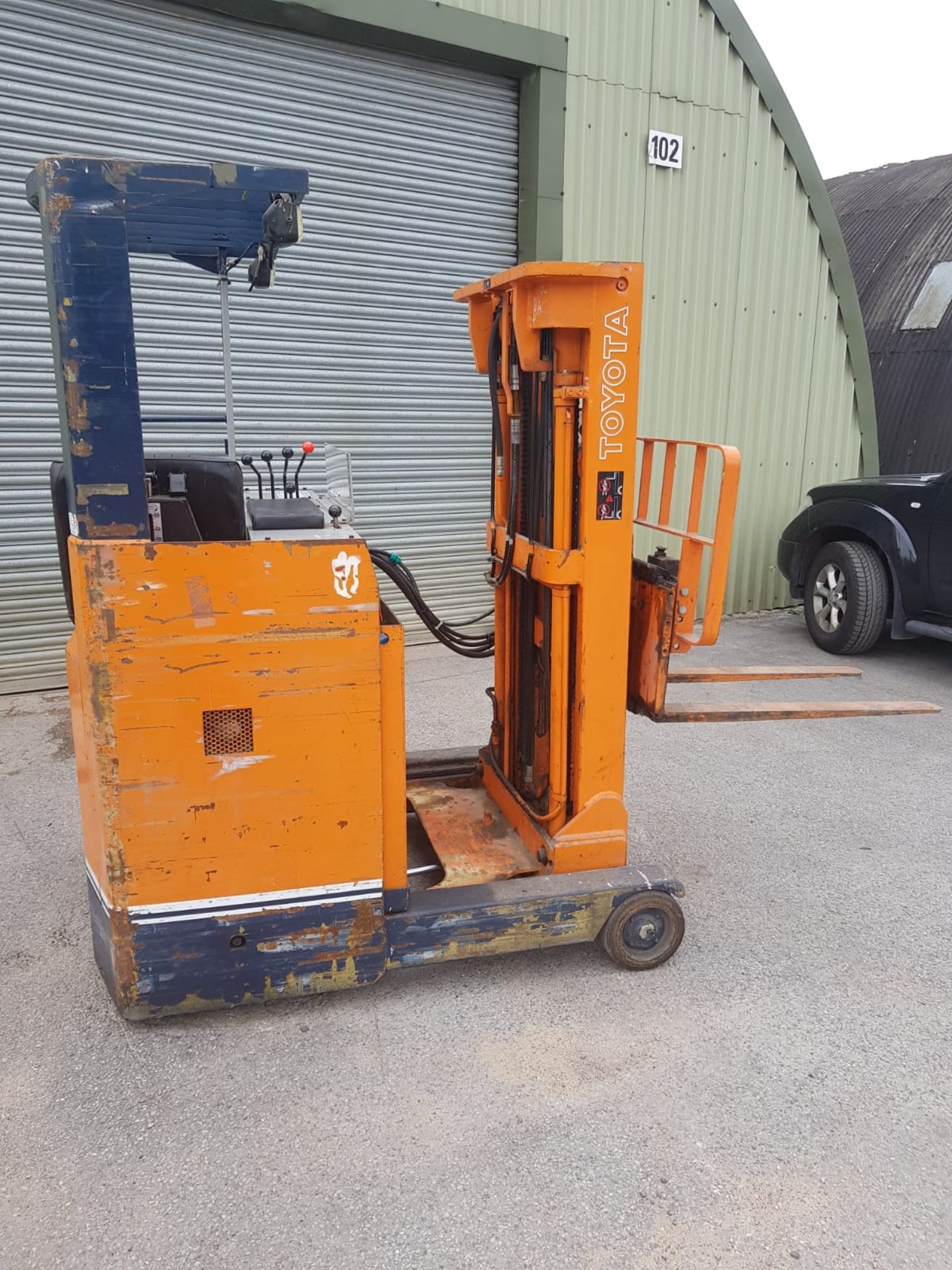 TOYOTA 14 ELECTRIC REACH FORKLIFT WITH SIDE SHIFT 1.35 TONNE *PLUS VAT* - Image 7 of 12