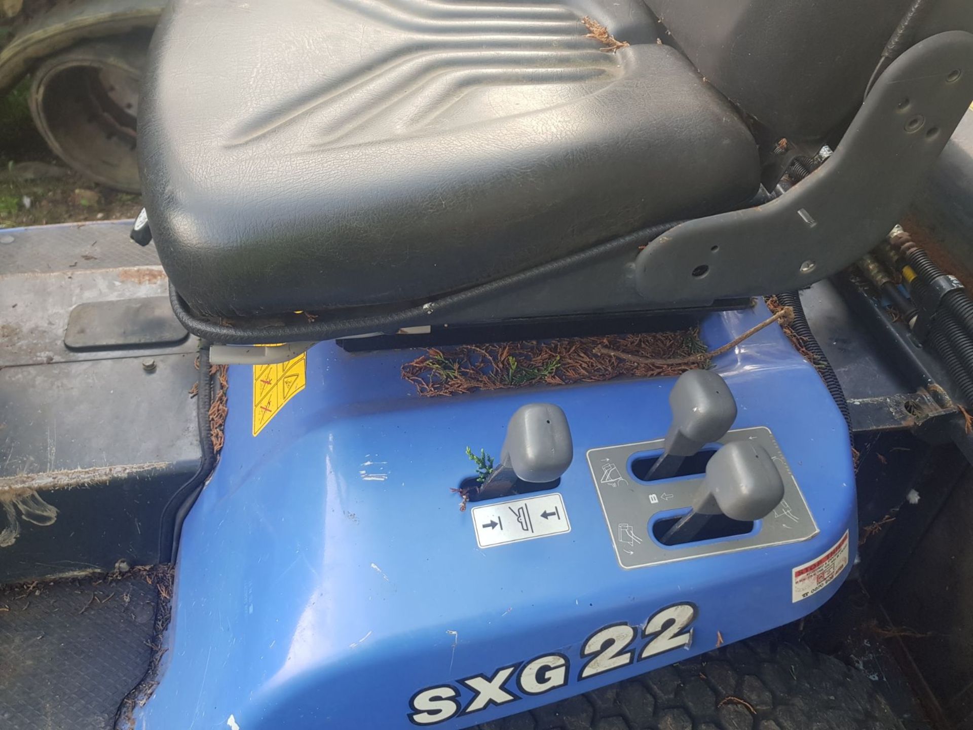 ISEKI SXG 22 RIDE ON LAWN MOWER WITH HIGH TIP REAR GRASS COLLECTOR *PLUS VAT* - Image 2 of 9