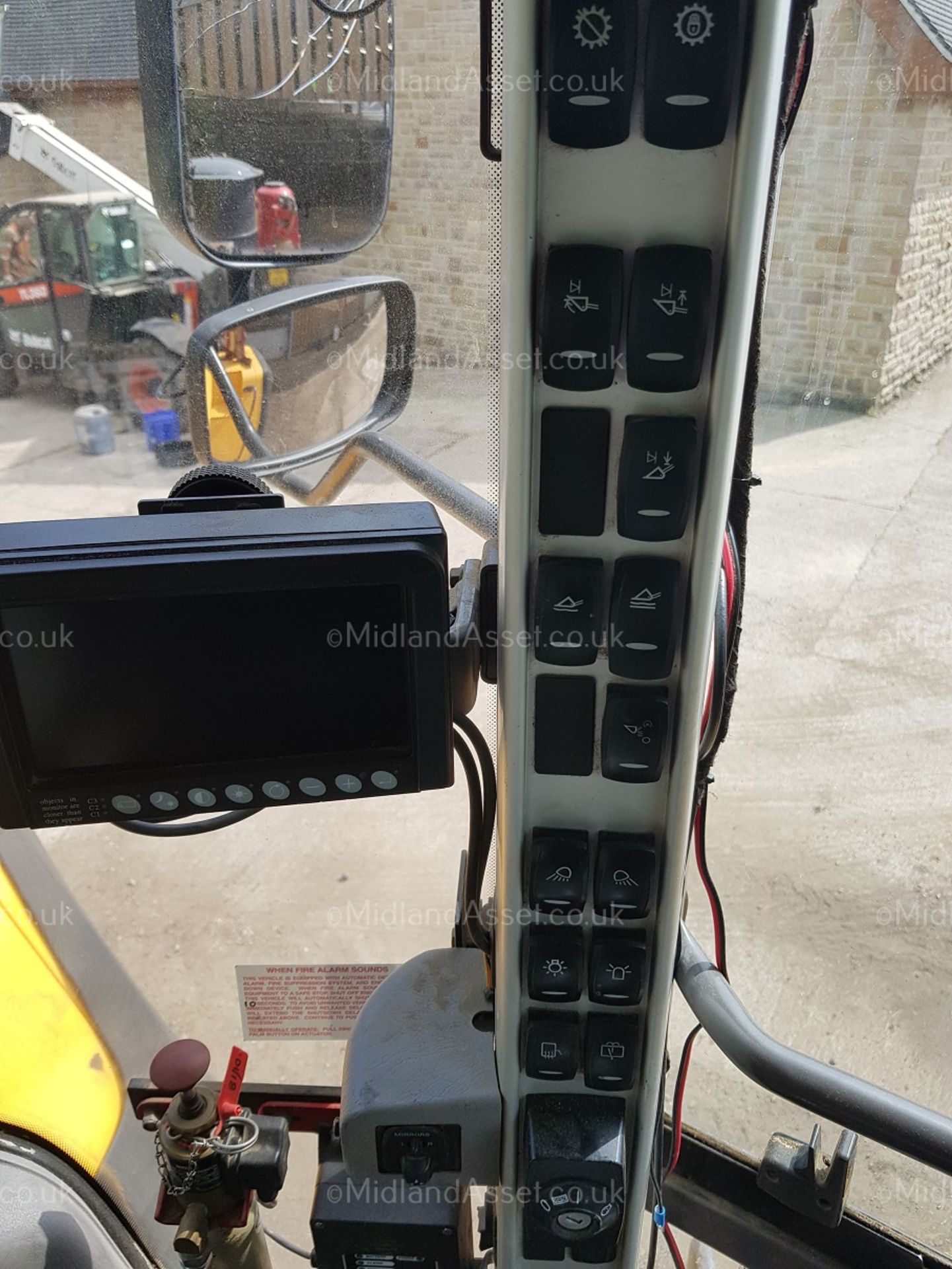 2012 VOLVO L150G YELLOW DIESEL LOADING SHOVEL, STARTS, DRIVES AND TIPS AS IT SHOULD *PLUS VAT* - Image 19 of 24