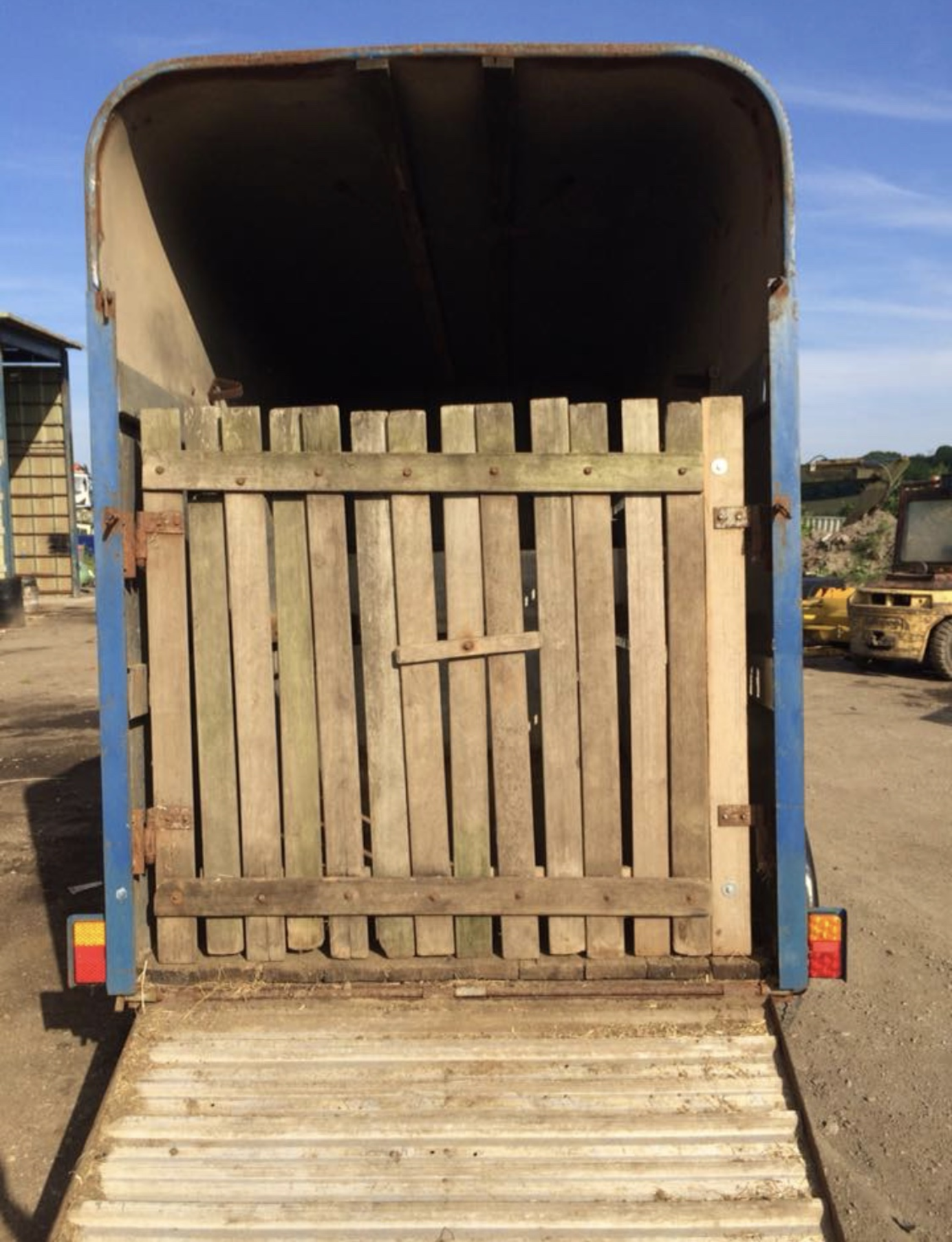 TWIN AXLE CATTLE / HORSE BOX TRAILER, COMES WITH A SPARE WHEEL *NO VAT* - Image 7 of 10