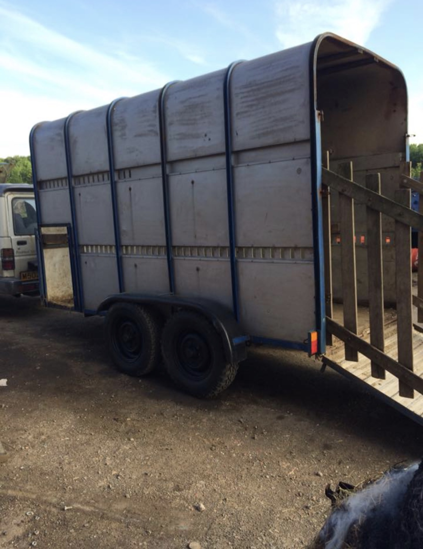 TWIN AXLE CATTLE / HORSE BOX TRAILER, COMES WITH A SPARE WHEEL *NO VAT* - Image 5 of 10