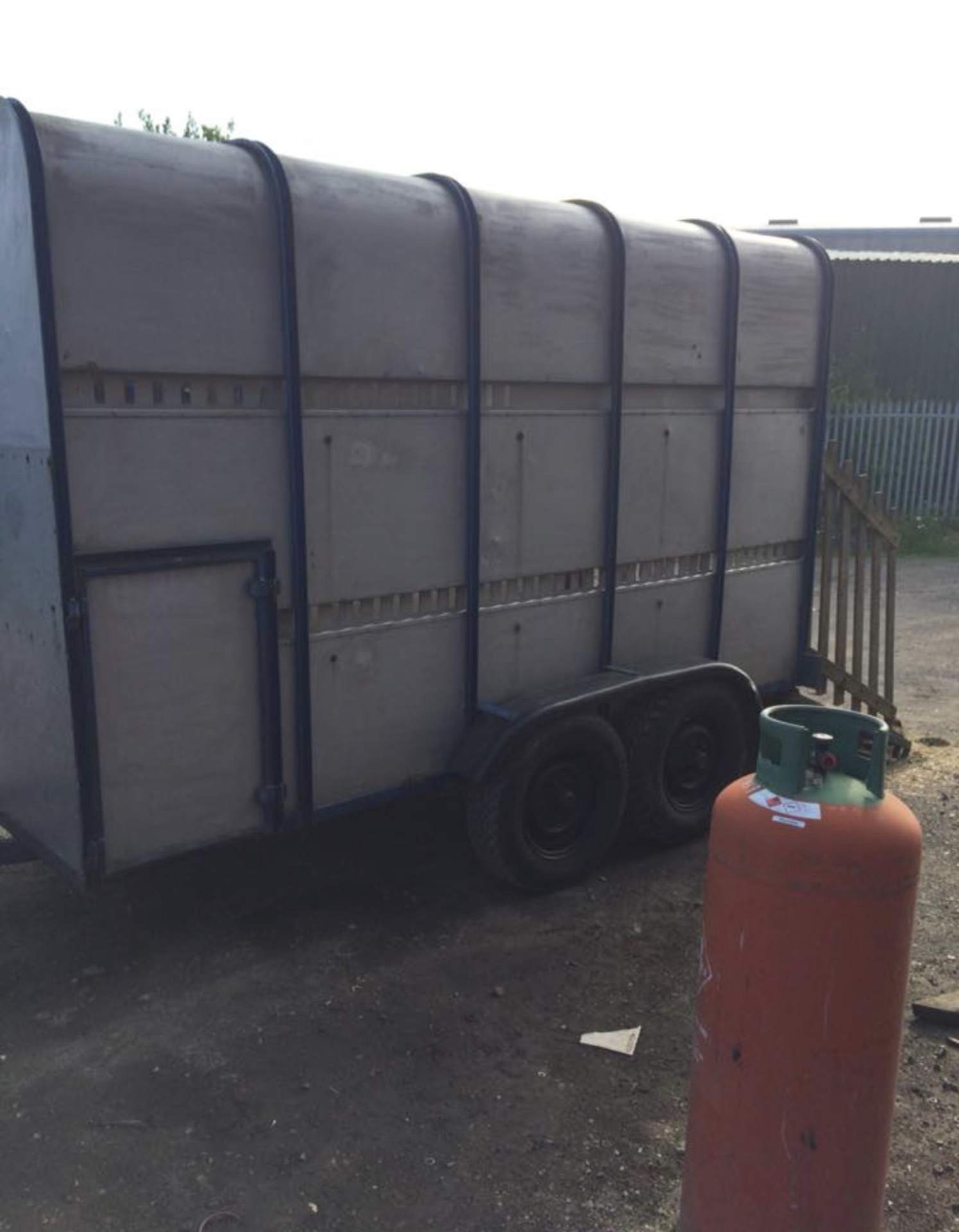 TWIN AXLE CATTLE / HORSE BOX TRAILER, COMES WITH A SPARE WHEEL *NO VAT* - Image 6 of 10