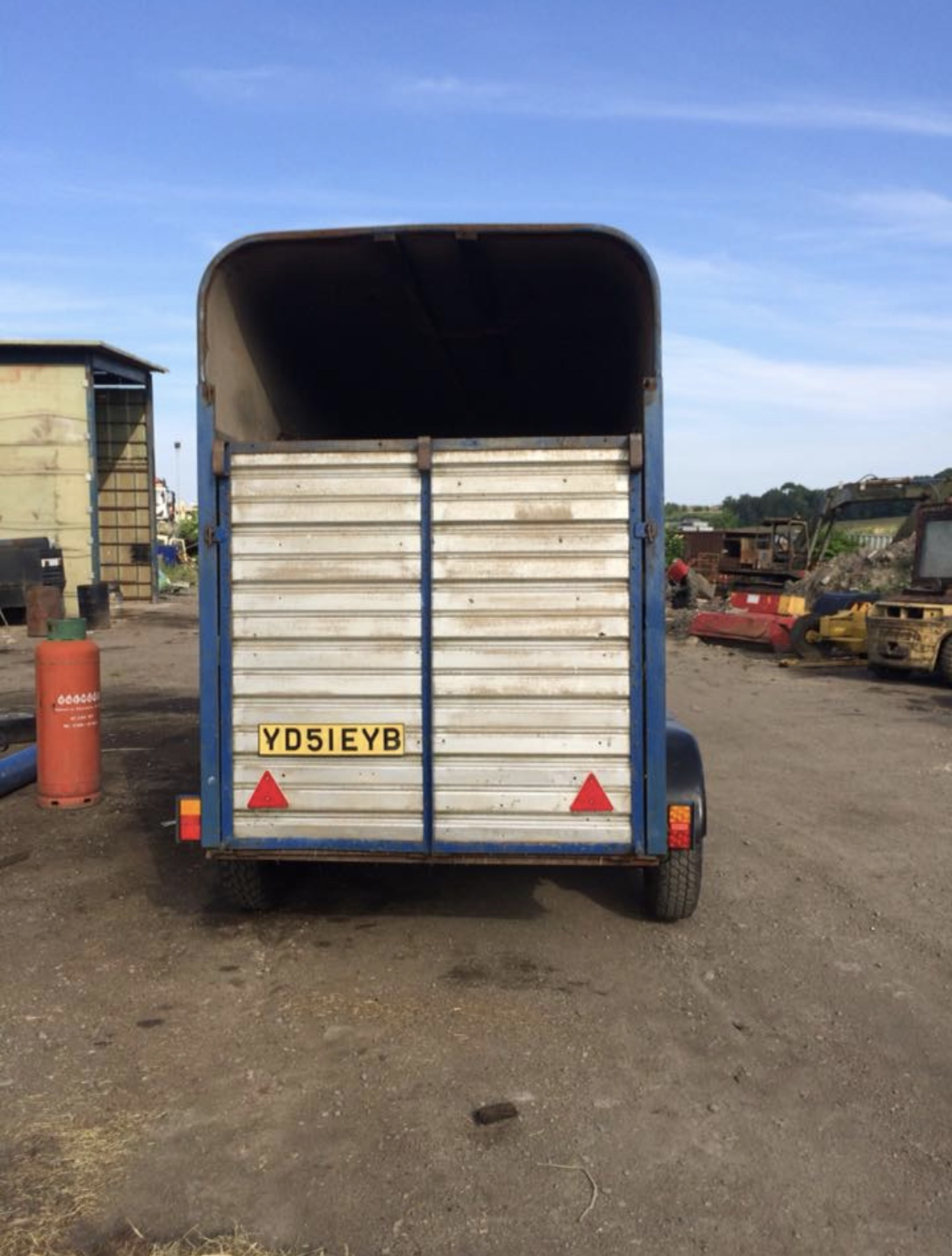 TWIN AXLE CATTLE / HORSE BOX TRAILER, COMES WITH A SPARE WHEEL *NO VAT* - Image 8 of 10