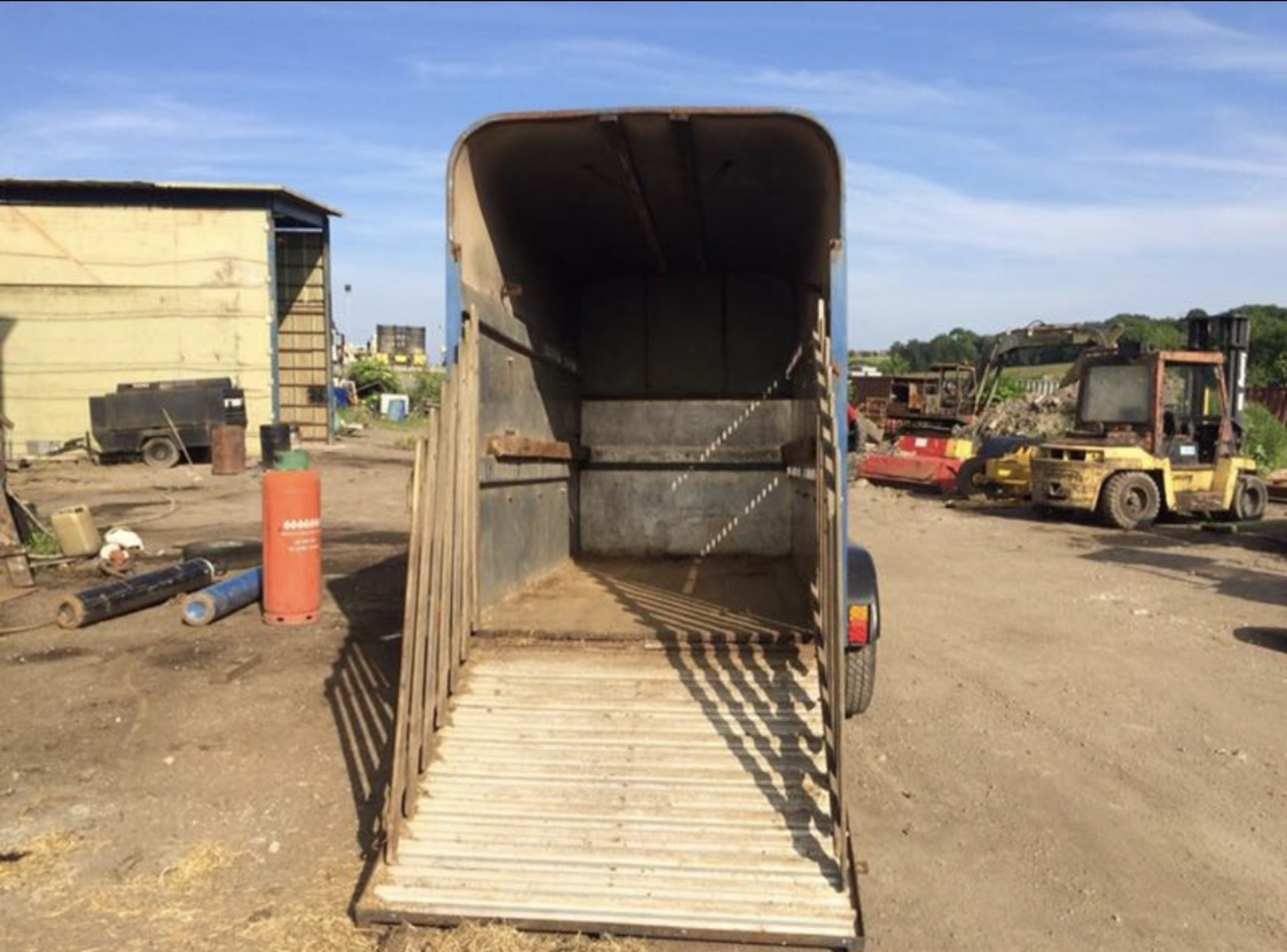 TWIN AXLE CATTLE / HORSE BOX TRAILER, COMES WITH A SPARE WHEEL *NO VAT* - Image 2 of 10