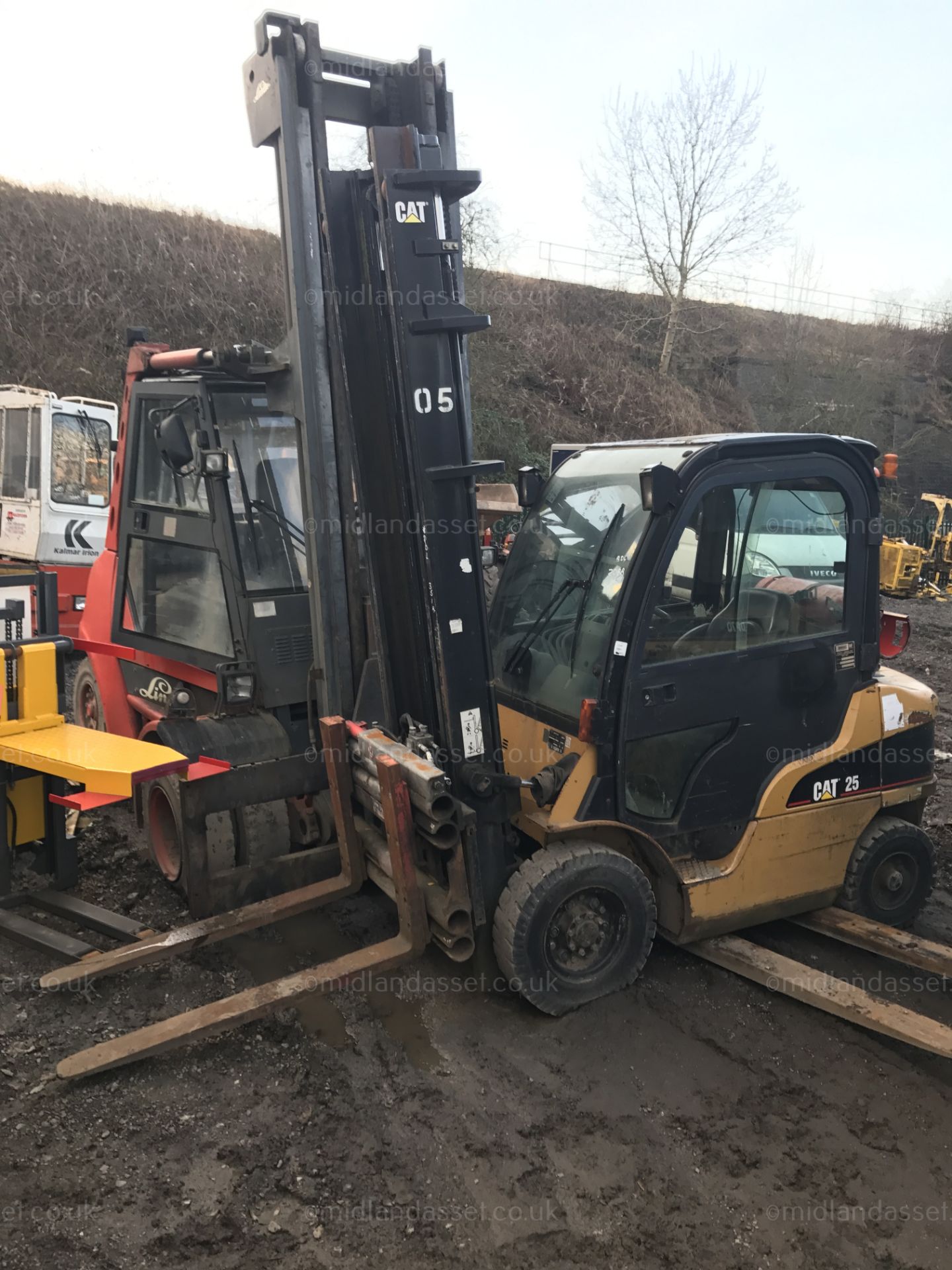 DS - 2007 CATERPILLAR 25 LPG FORK TRUCK   YEAR OF MANUFACTURE: 2007 RATED CAPACITY: 2,500 kg FORKS - Image 2 of 6