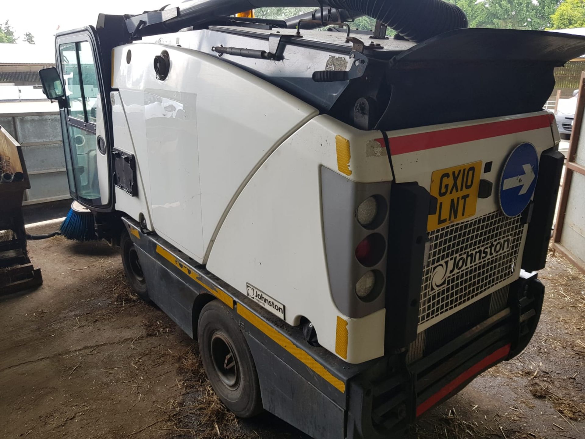 2010 JOHNSTON ROAD SWEEPER, STARTS AND RUNS, SHOWING 1 FORMER KEEPER *PLUS VAT* - Image 2 of 8