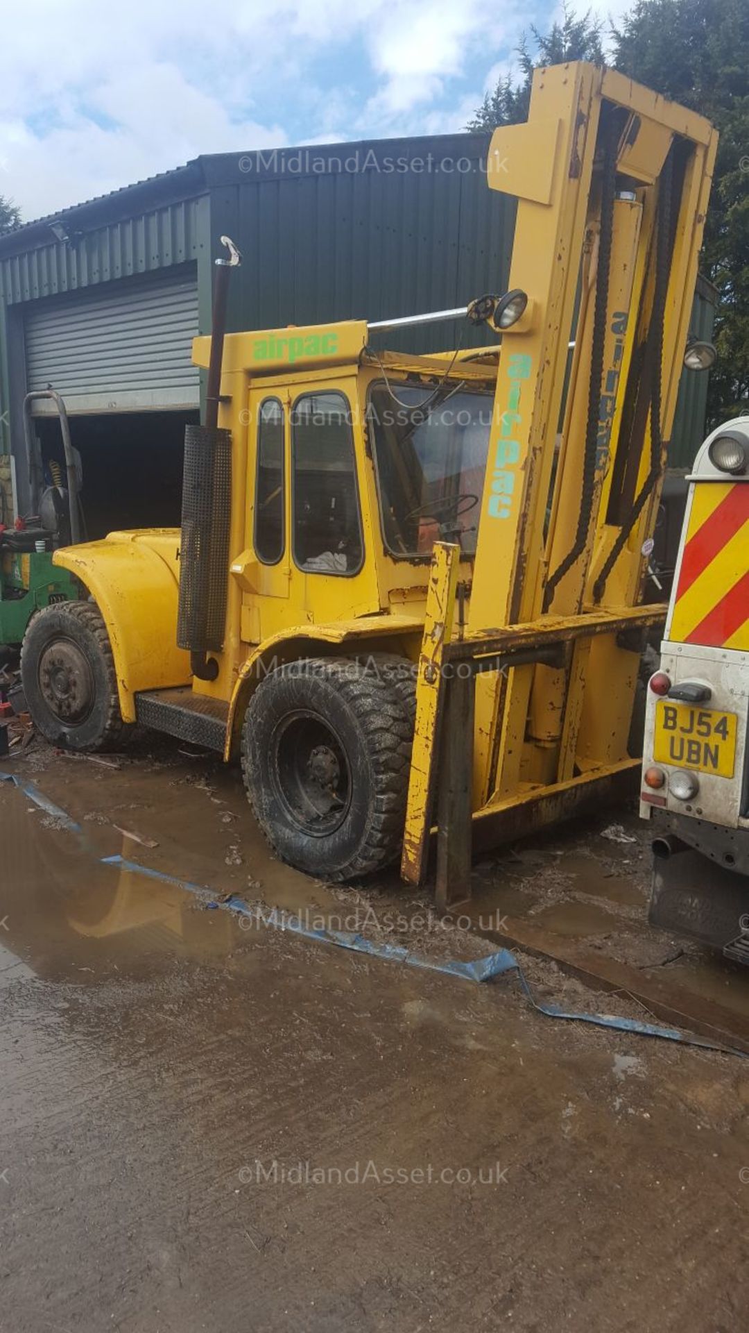 HYSTER 7 TON TWIN WHEELED FORK LIFT, BATTERY WAS FLAT BUT BELIEVED TO FUNCTION CORRECTLY *PLUS VAT* - Image 2 of 7