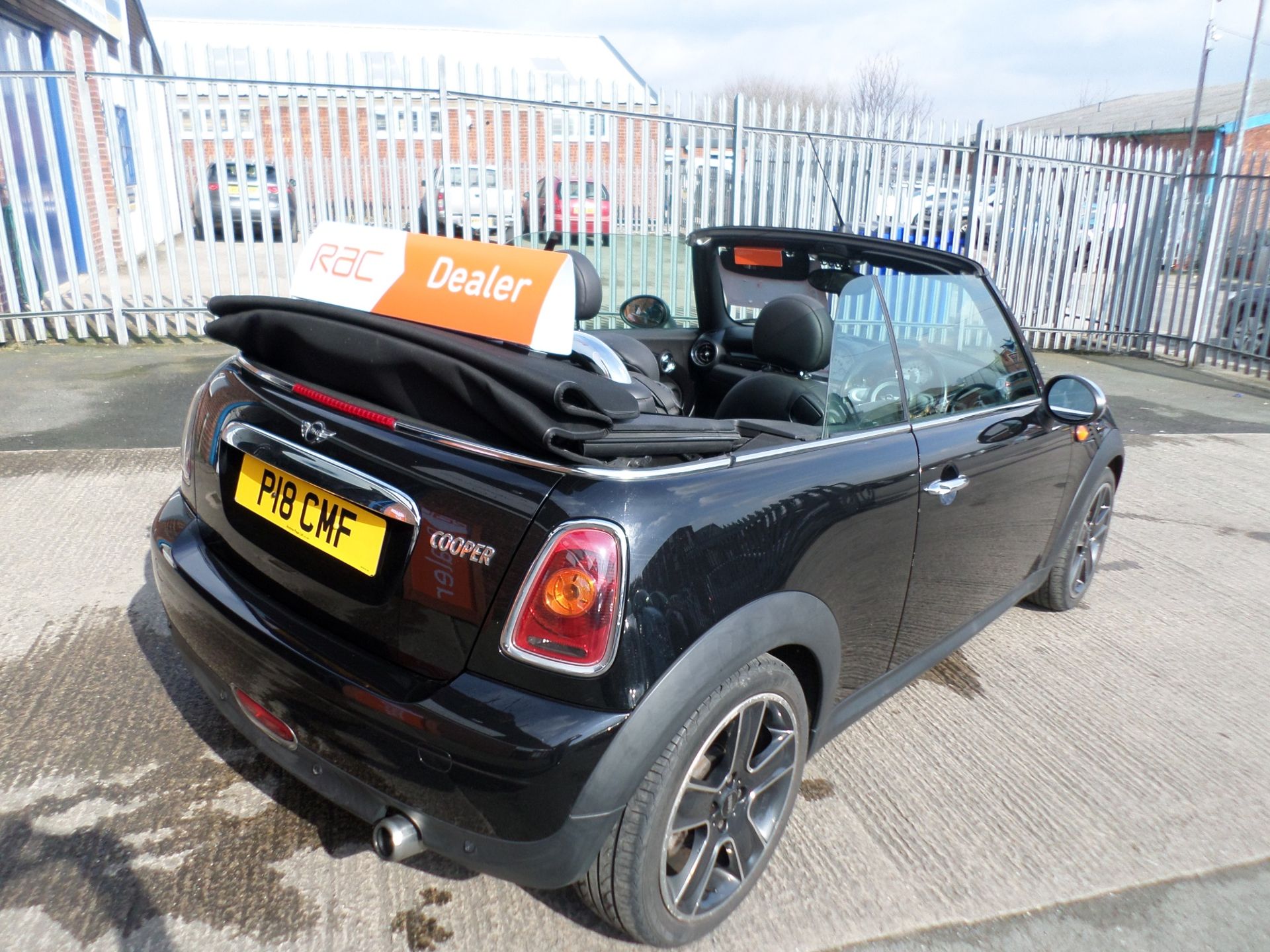 2009/59 REG MINI COOPER BLACK PETROL CONVERTIBLE, SHOWING 2 FORMER KEEPERS *NO VAT* - Image 4 of 9