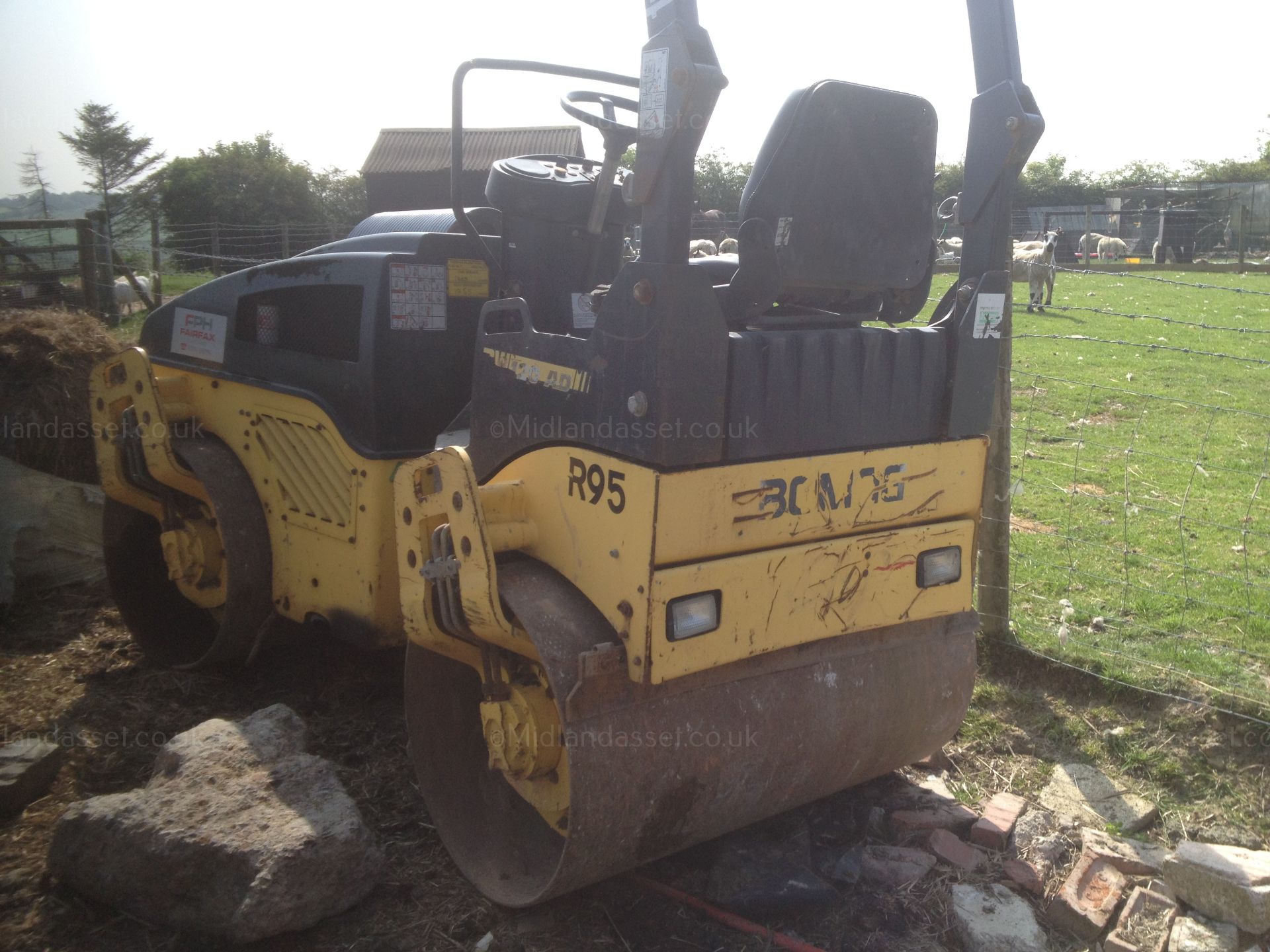 DS - 2005 BOMAG BW120 RIDE ON ROLLER   YEAR OF MANUFACTURE: 2005 MODEL: BW120 AD RUNS WELL SHOWING - Image 2 of 4