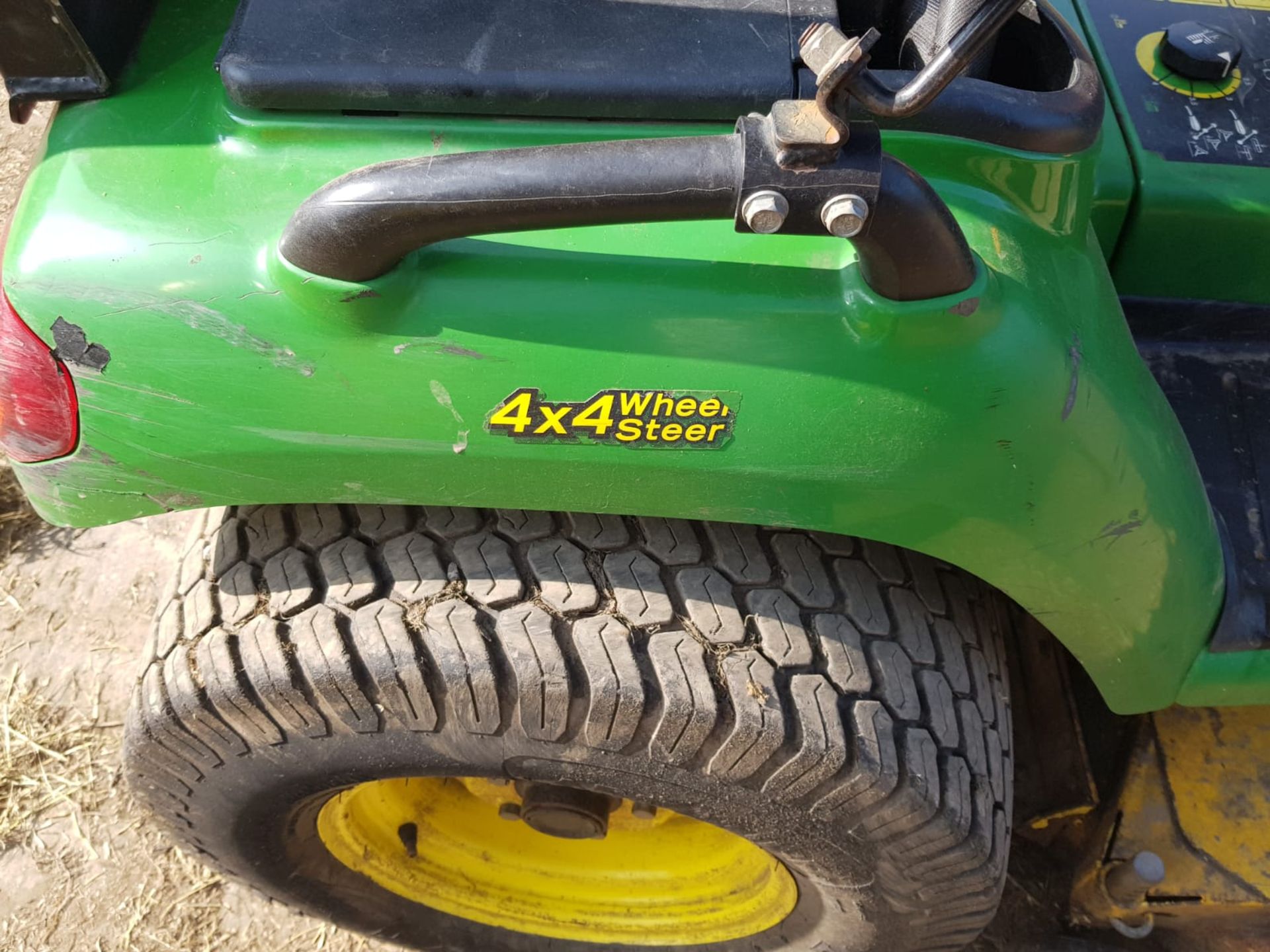 2011 JOHN DEERE X749 ULTIMATE RIDE ON LAWN MOWER, 4 WHEEL DRIVE, 4 WHEEL STEERING *PLUS VAT* - Image 5 of 11