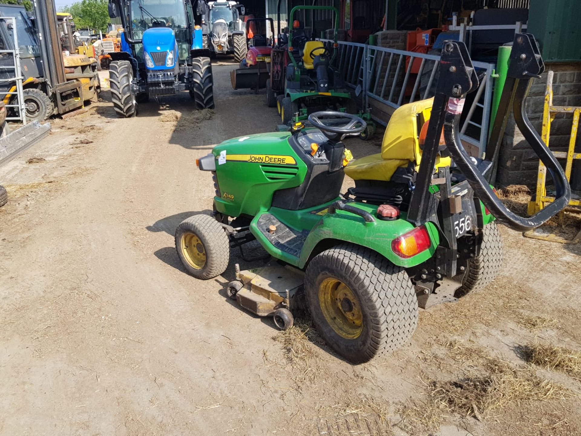 2011 JOHN DEERE X749 ULTIMATE RIDE ON LAWN MOWER, 4 WHEEL DRIVE, 4 WHEEL STEERING *PLUS VAT* - Image 2 of 11