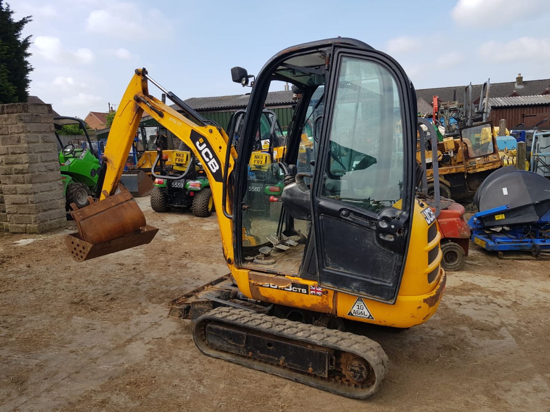 2013 JCB 8018 CTS TRACKED MINI DIGGER / EXCAVATOR, WITH EXPANDING TRACKS & 2X BUCKETS *PLUS VAT* - Image 2 of 8