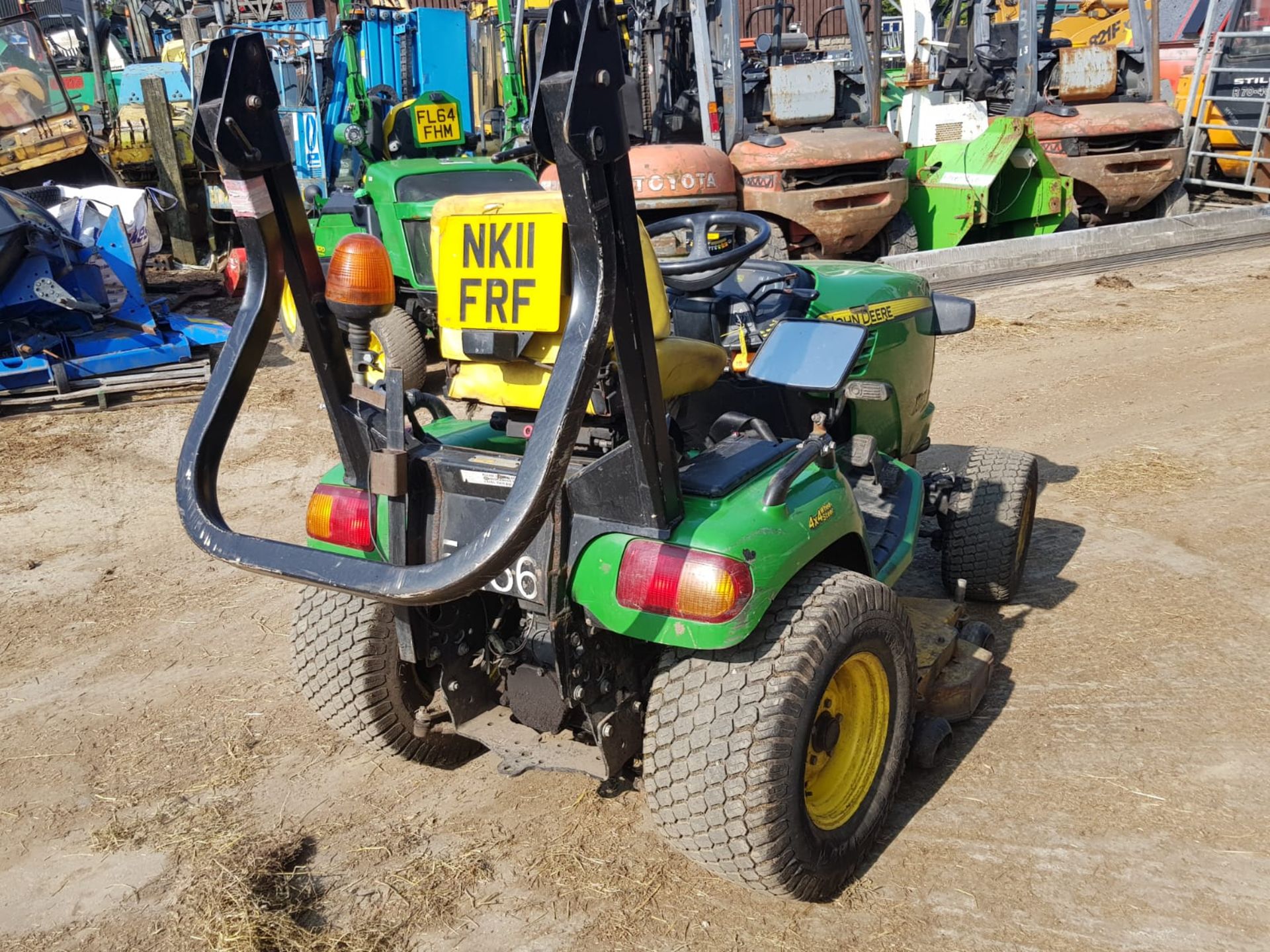 2011 JOHN DEERE X749 ULTIMATE RIDE ON LAWN MOWER, 4 WHEEL DRIVE, 4 WHEEL STEERING *PLUS VAT* - Image 4 of 11