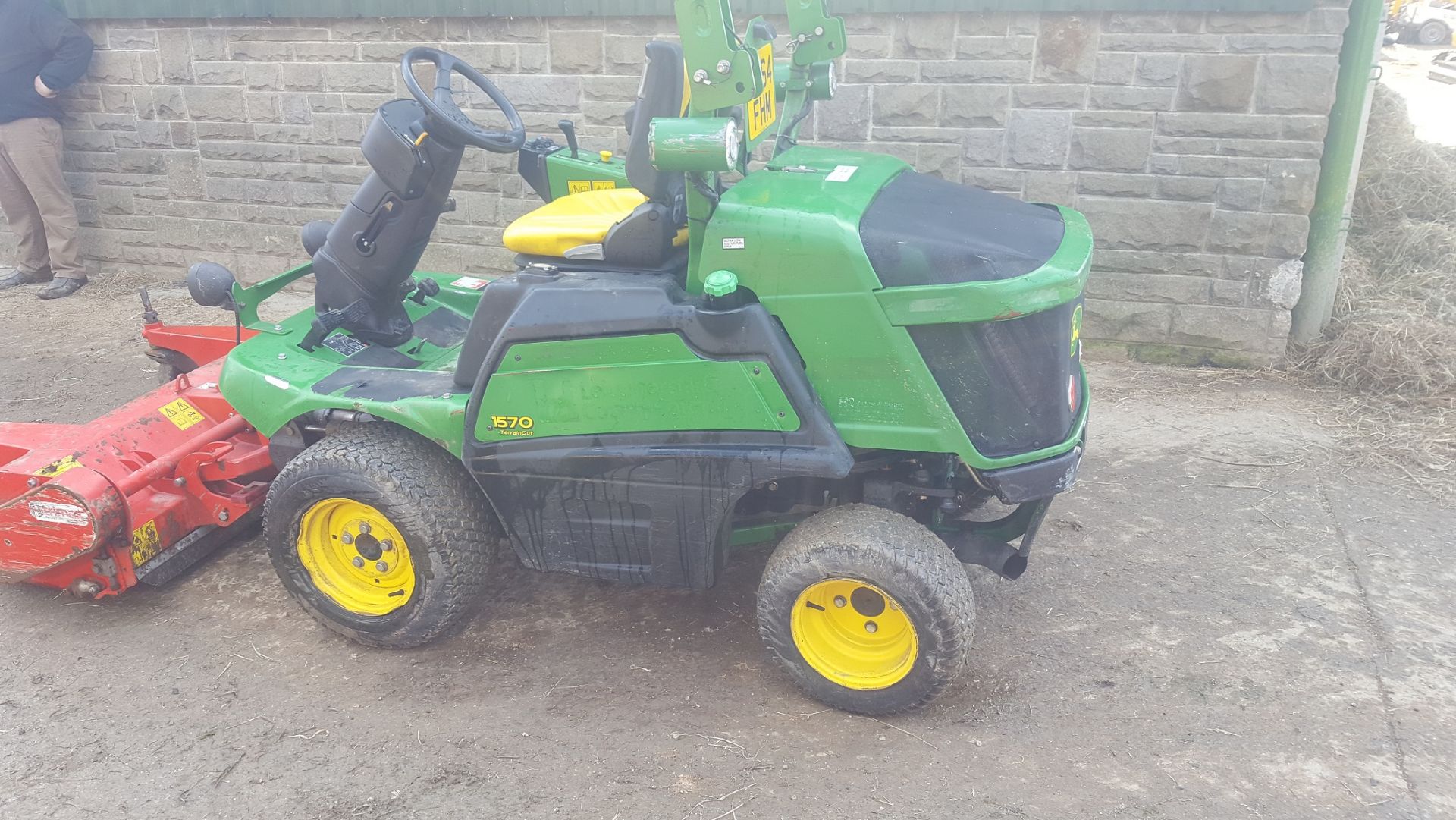 2015/64 REG JOHN DEERE 1570 MOWER WITH FLAIL DECK HEAD, EX LEICESTER-SHIRE COUNCIL *PLUS VAT* - Image 2 of 10