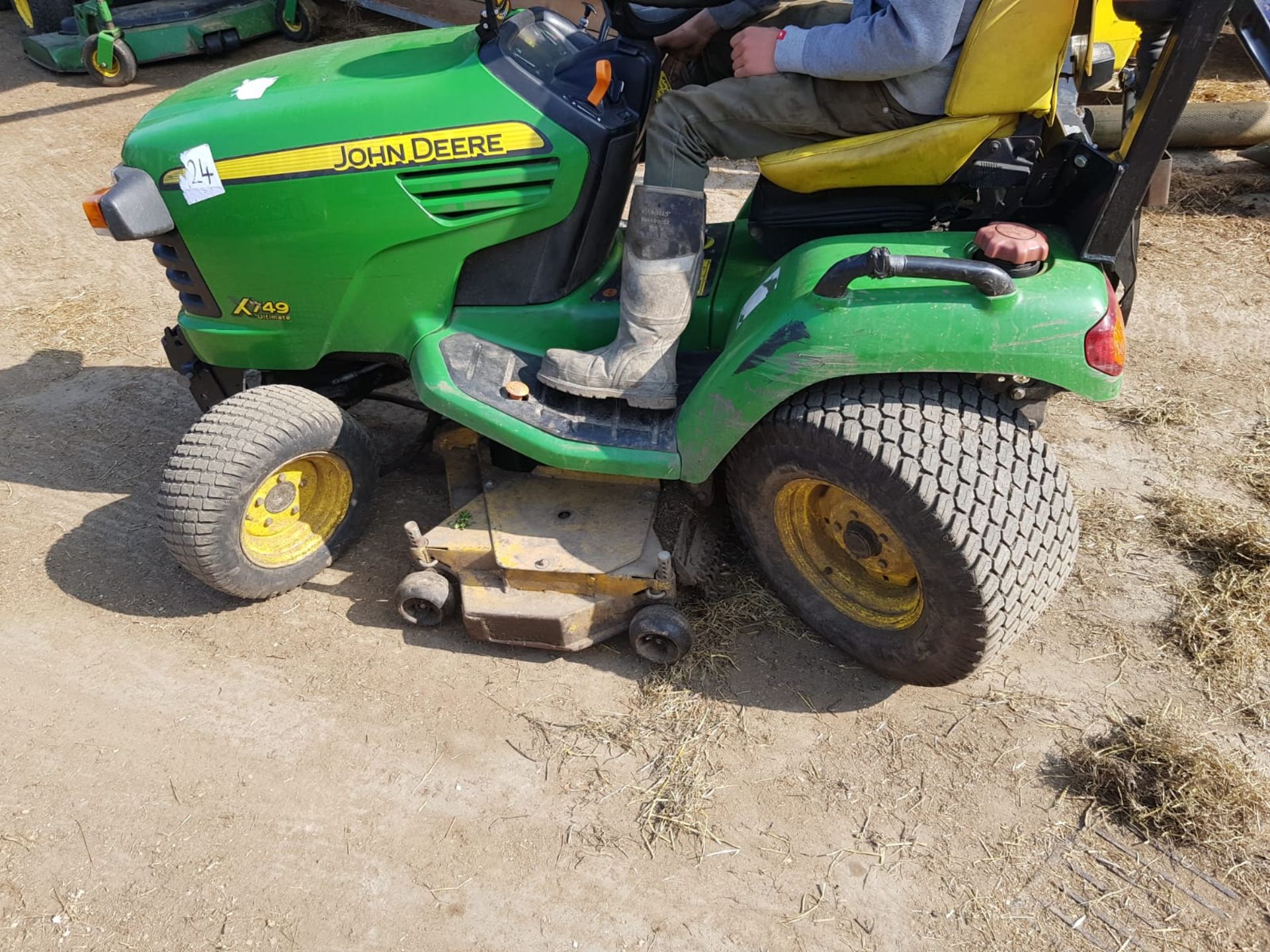 2011 JOHN DEERE X749 ULTIMATE RIDE ON LAWN MOWER, 4 WHEEL DRIVE, 4 WHEEL STEERING *PLUS VAT* - Image 3 of 11