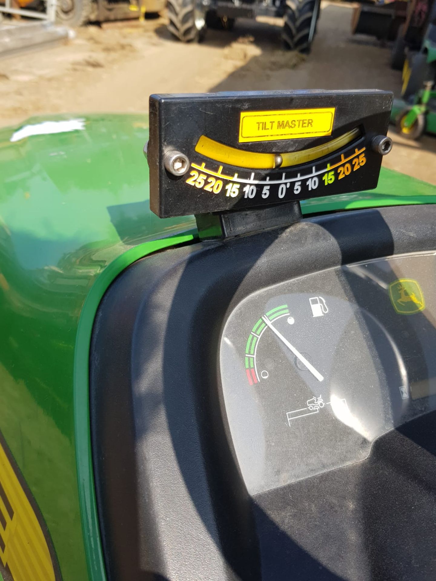 2011 JOHN DEERE X749 ULTIMATE RIDE ON LAWN MOWER, 4 WHEEL DRIVE, 4 WHEEL STEERING *PLUS VAT* - Image 10 of 11