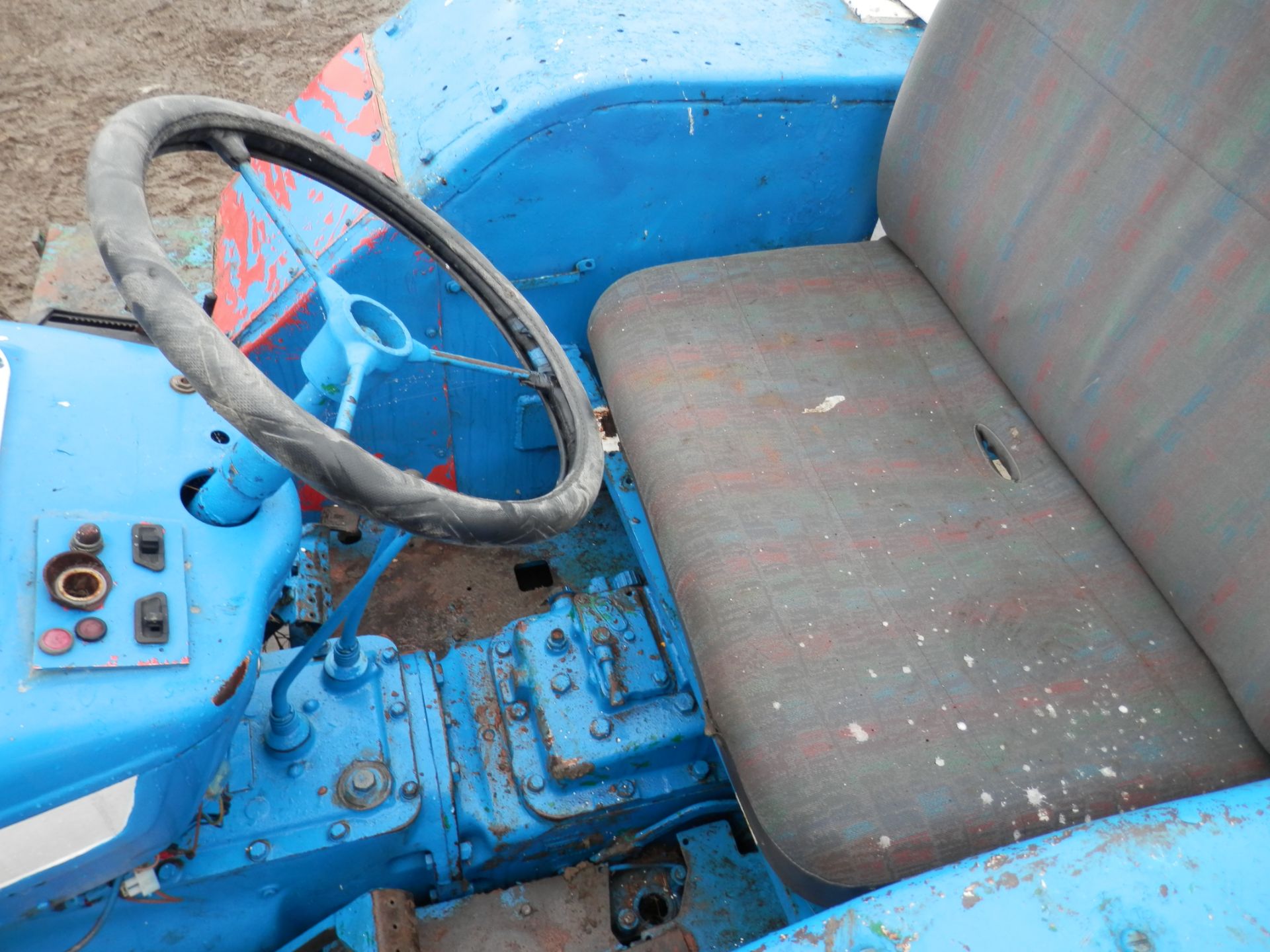 DS - 1960S FORD COUNTY 1004 4 WHEEL DRIVE TRACTOR, RUNS & DRIVES.   UNSURE OF EXACT YEAR BUT THESE - Image 4 of 10
