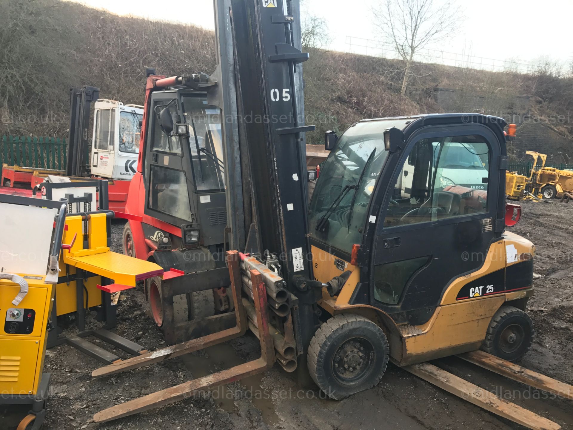 DS - 2007 CATERPILLAR 25 LPG FORK TRUCK   YEAR OF MANUFACTURE: 2007 RATED CAPACITY: 2,500 kg FORKS