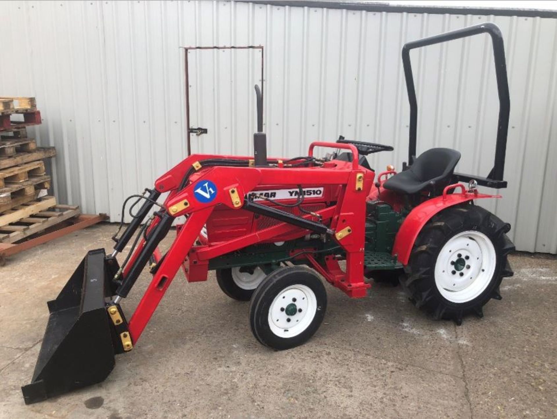 COMPACT TRACTOR YANMAR YM1510 C/W FRONT LOADER, REAR STANDARD PTO, 3 POINT LINKAGE TOP LINK ROLL BAR